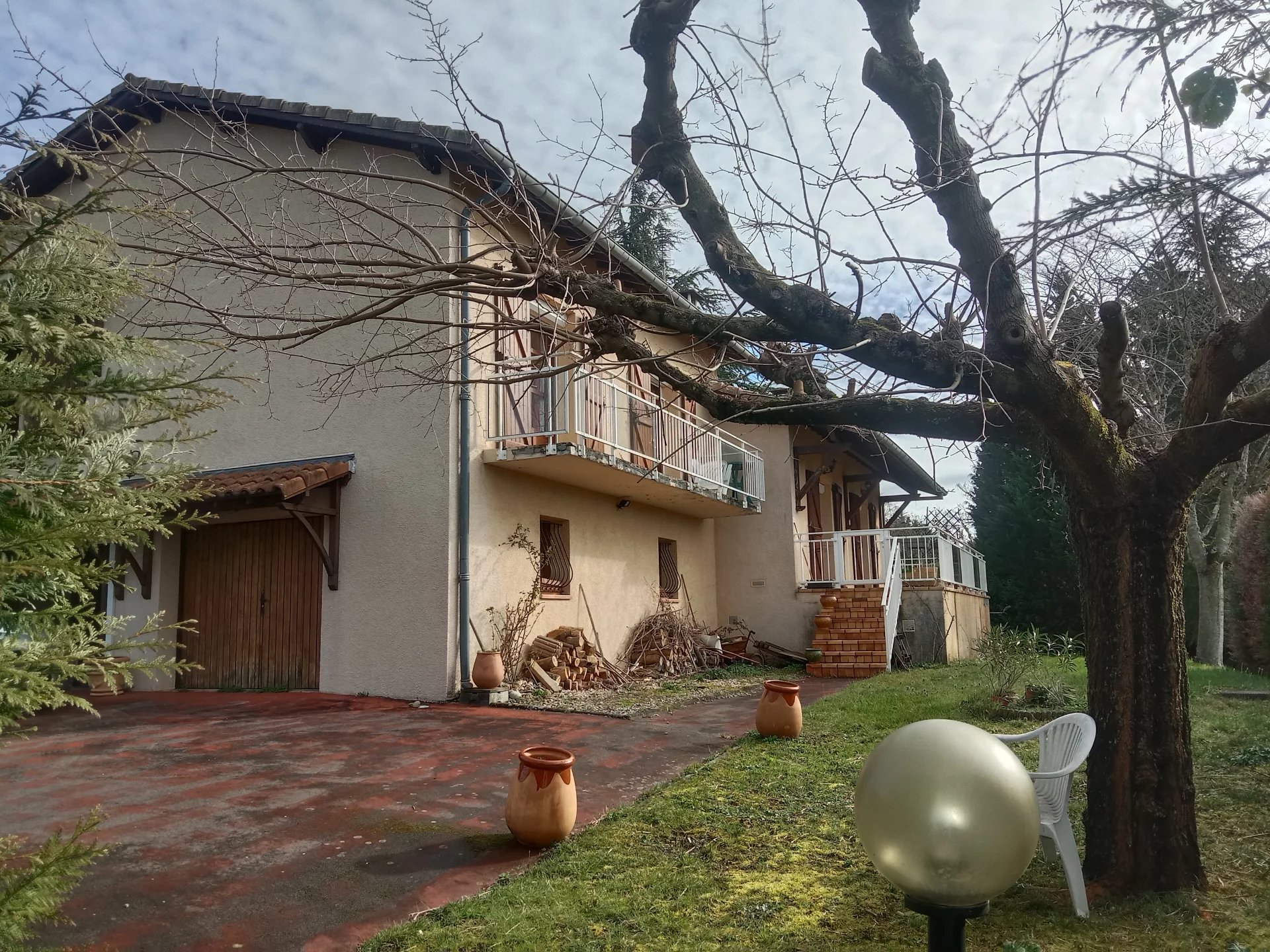 Near the center of Aurgnac, traditional 137 m² house on 7103 m² of garden