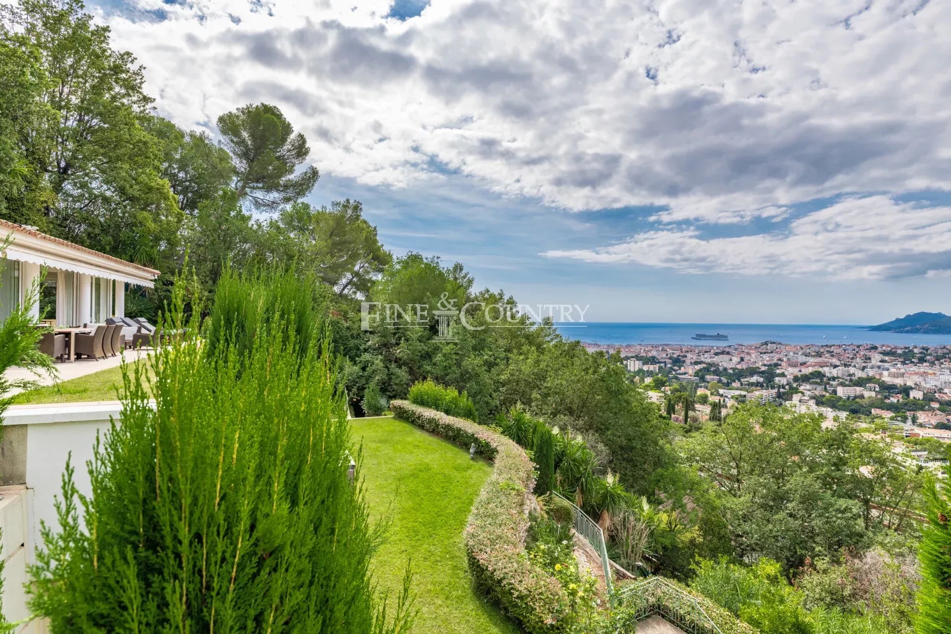 Villa for sale in Cannes with Sea Views Accommodation in Cannes