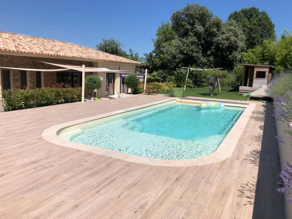 5 room villa with swimming pool in La Motte, close to shops