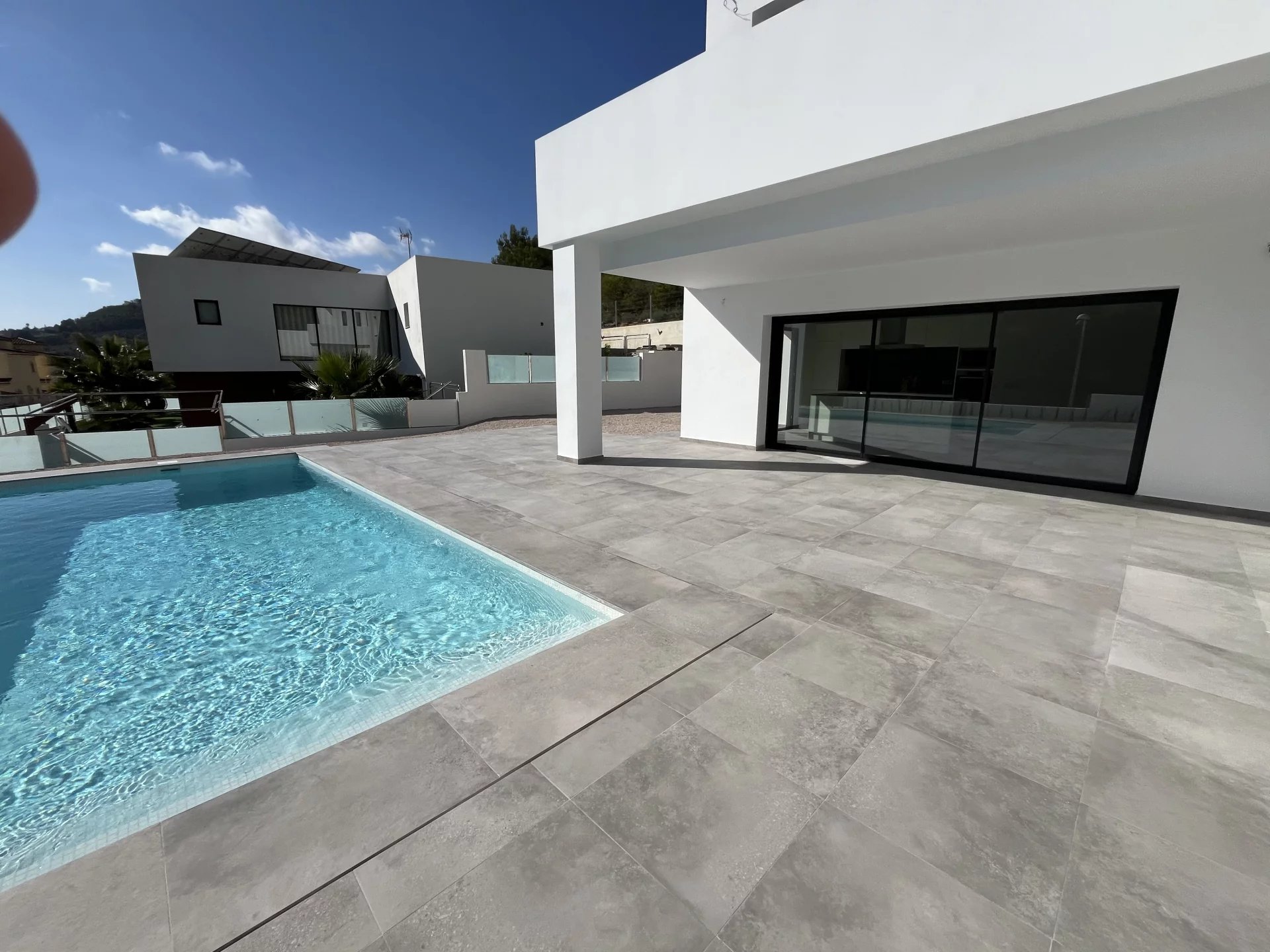 Mooie moderne nieuwbouw villa op een rustige locatie in Calpe te koop