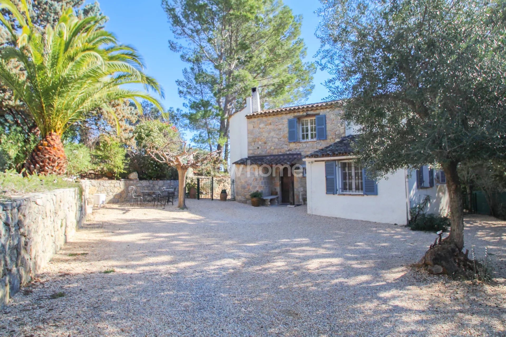 Charming Provençal house with stunning views.