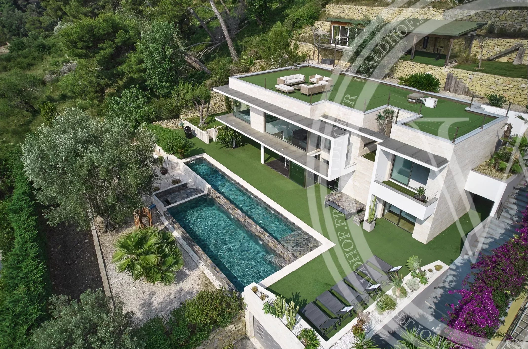 Superbe villa contemporaine vue mer avec toit terrasse.