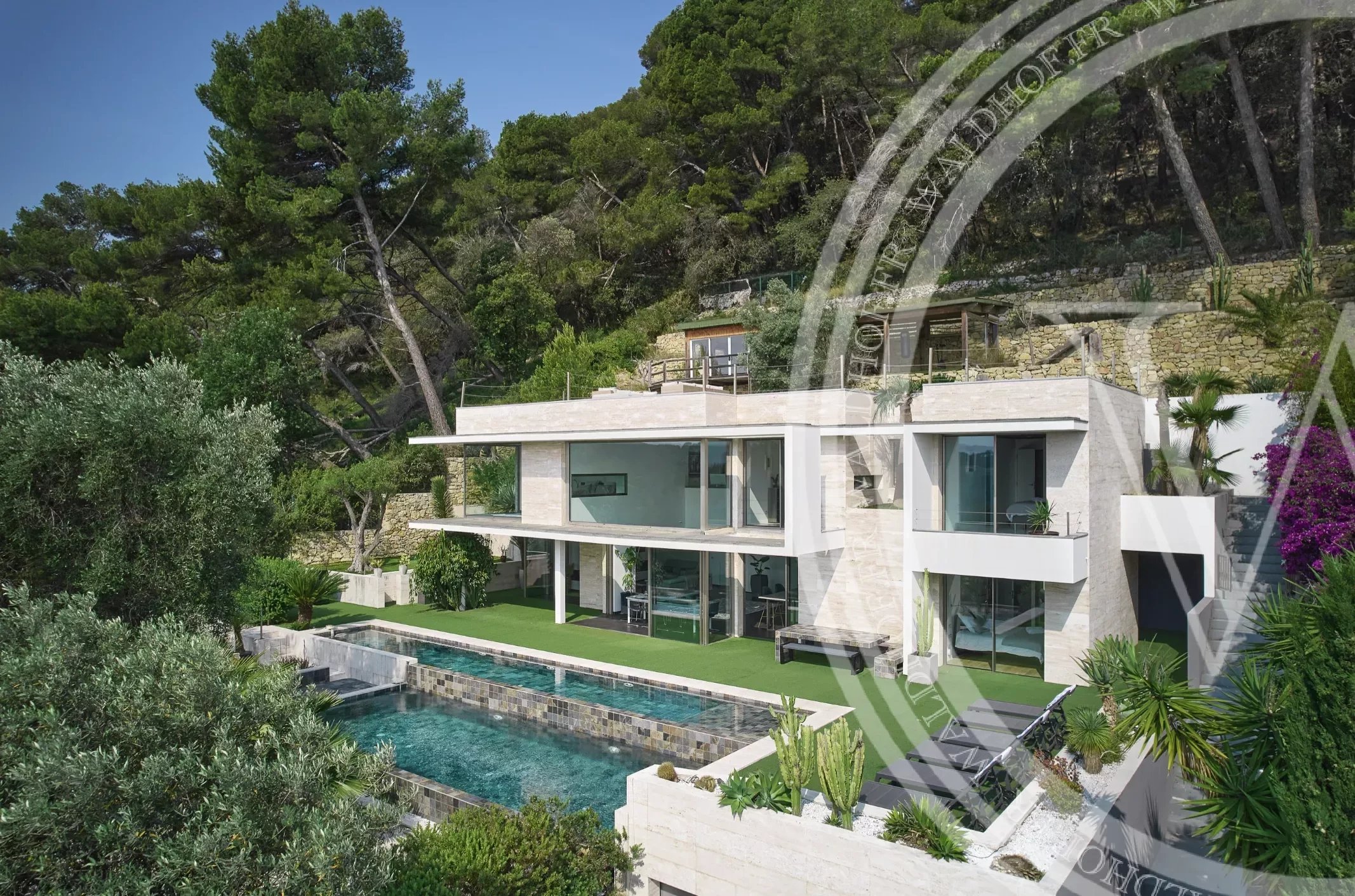 Superbe villa contemporaine vue mer avec toit terrasse.