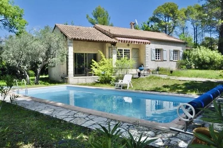 beautiful single-storey house with swimming pool