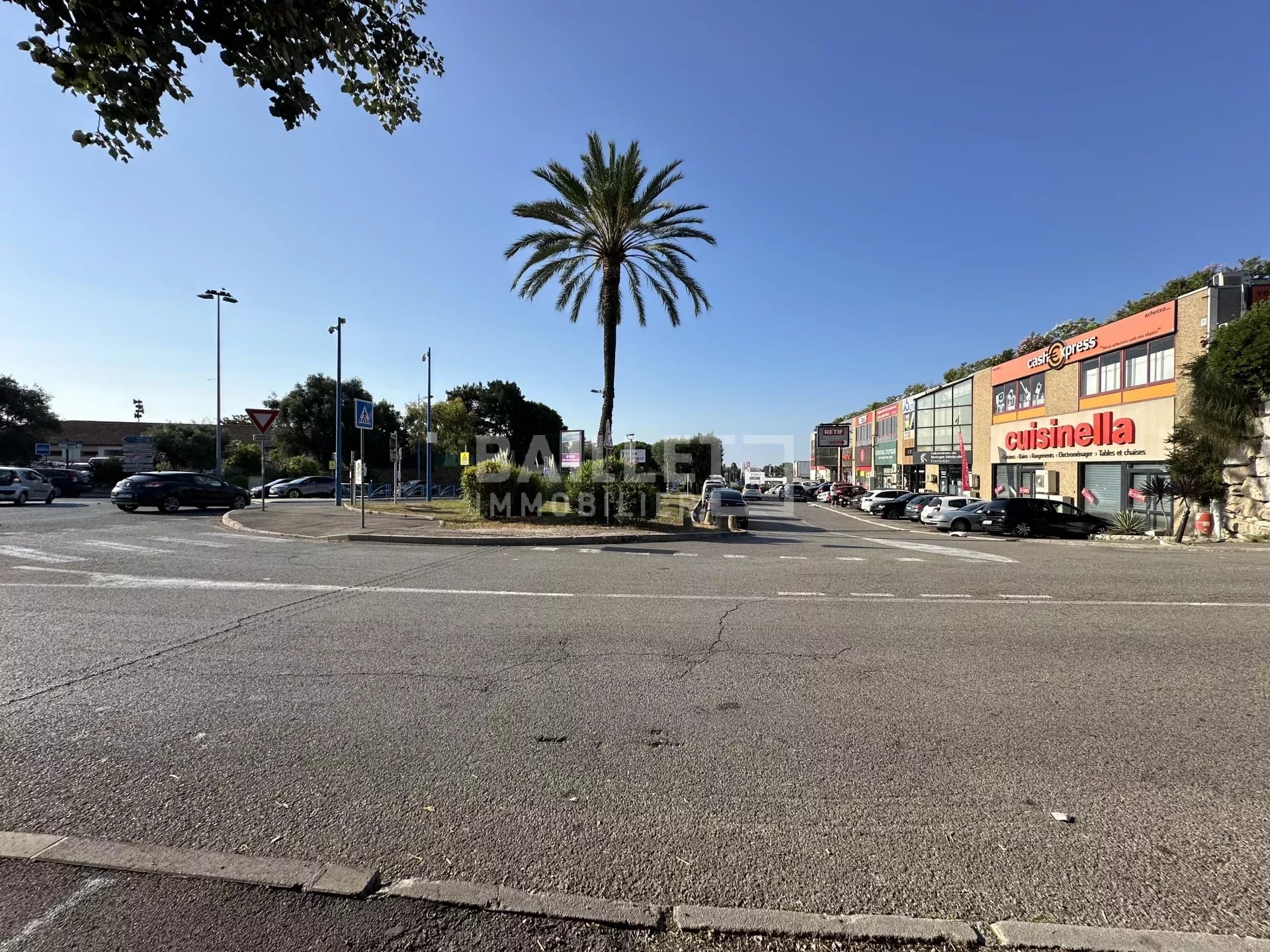 LOCAL COMMERCIAL, BUREAUX, ENTREPÔT EN BORDURE DE RN7