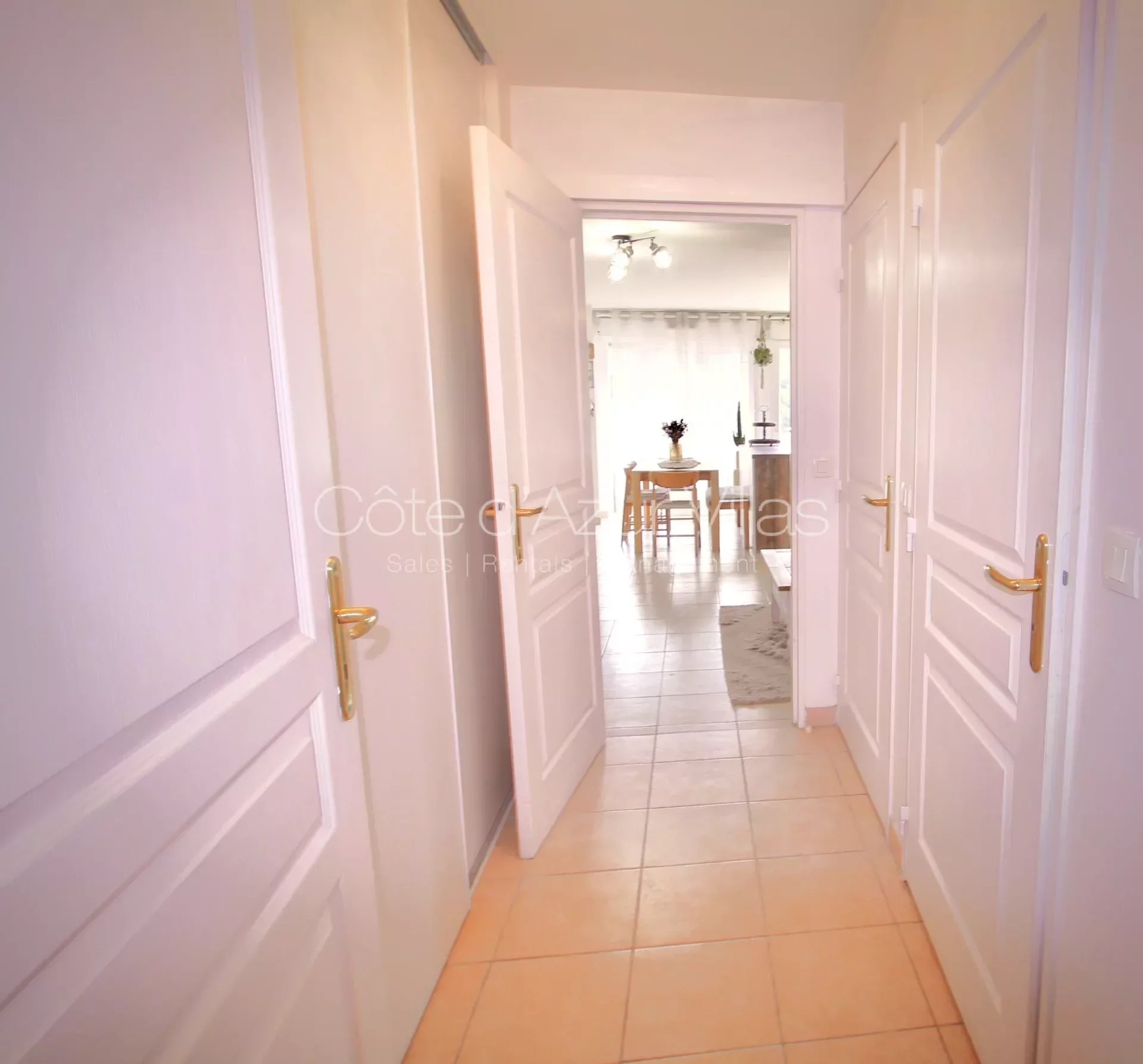 St Laurent du Var - 1 bedroom Apt ideally situated, with 2 terraces