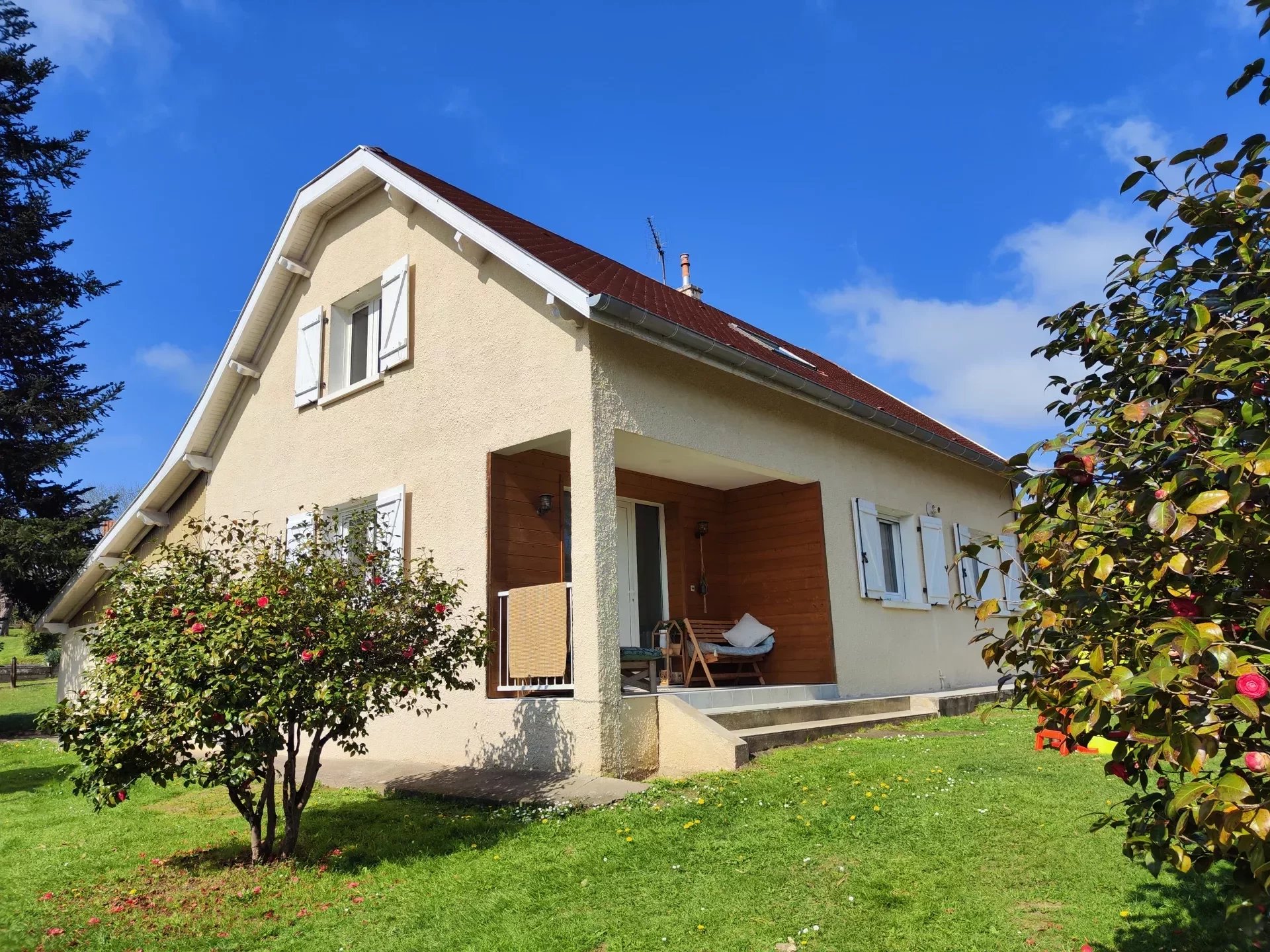 Well-maintained house only a short walk from the town centre of Salies-de-Béarn