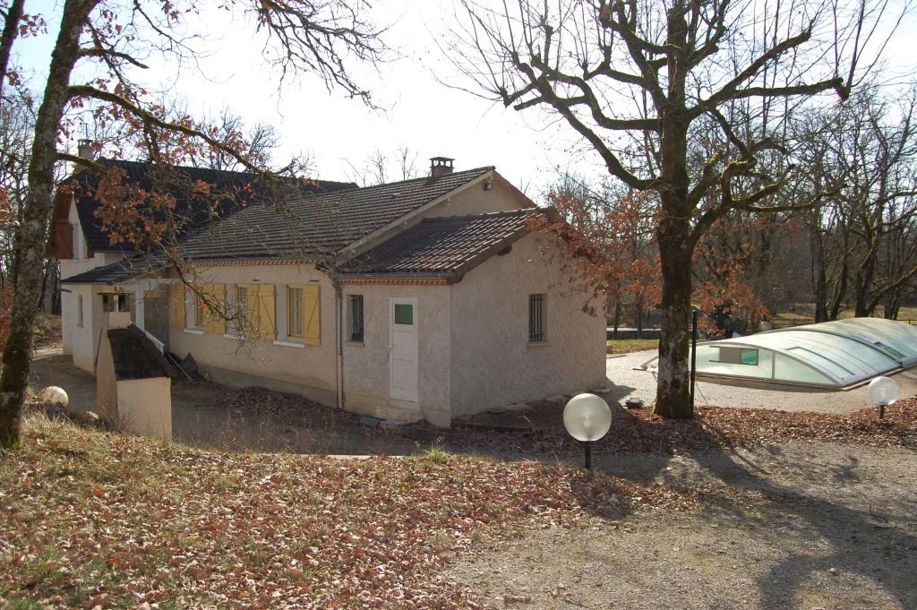 LOT - Property with guesthouse, studio, pool on about 1ha of land.