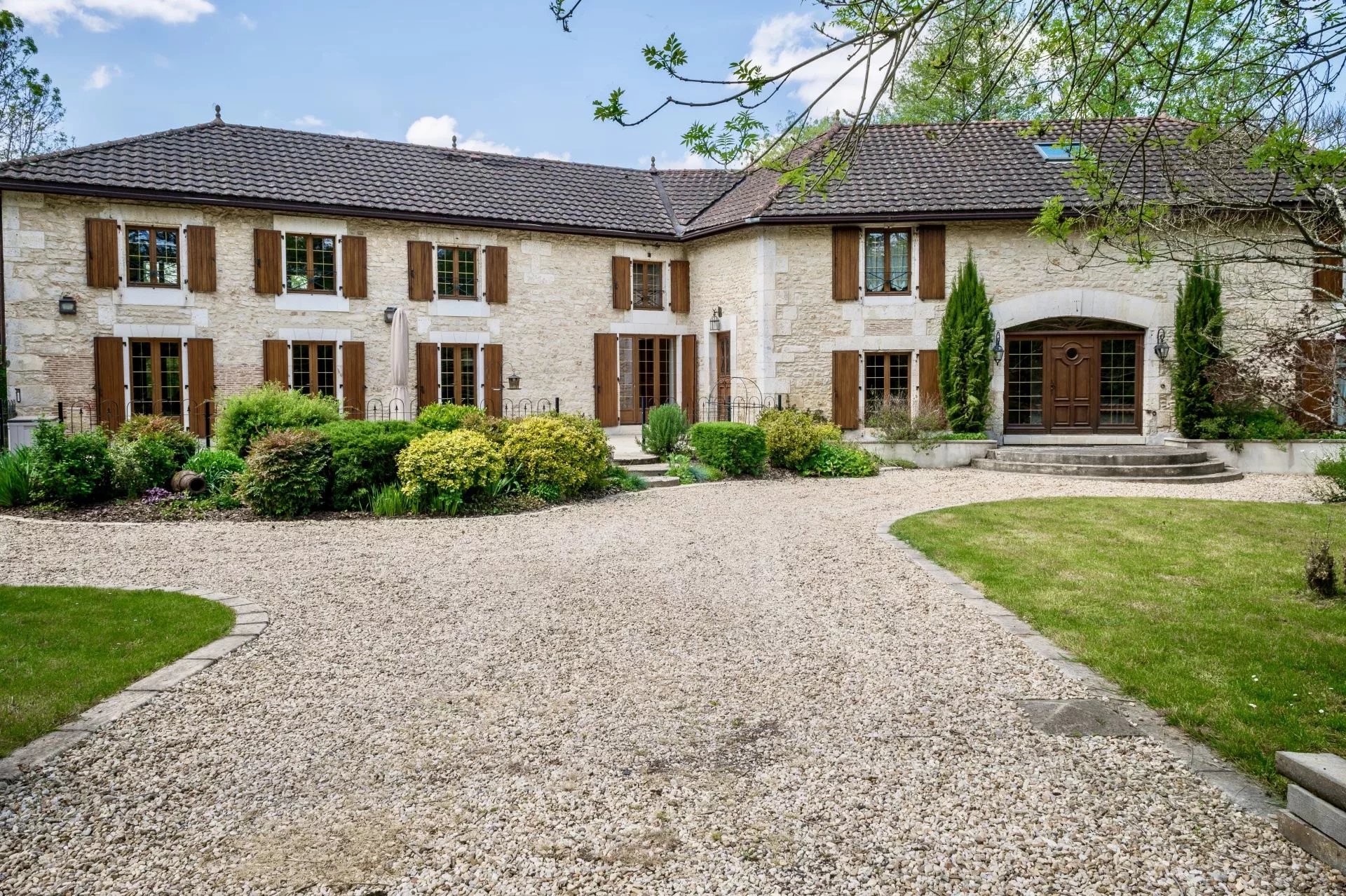 Immaculately renovated 6 bedroom mill set in over an acre of riverside gardens