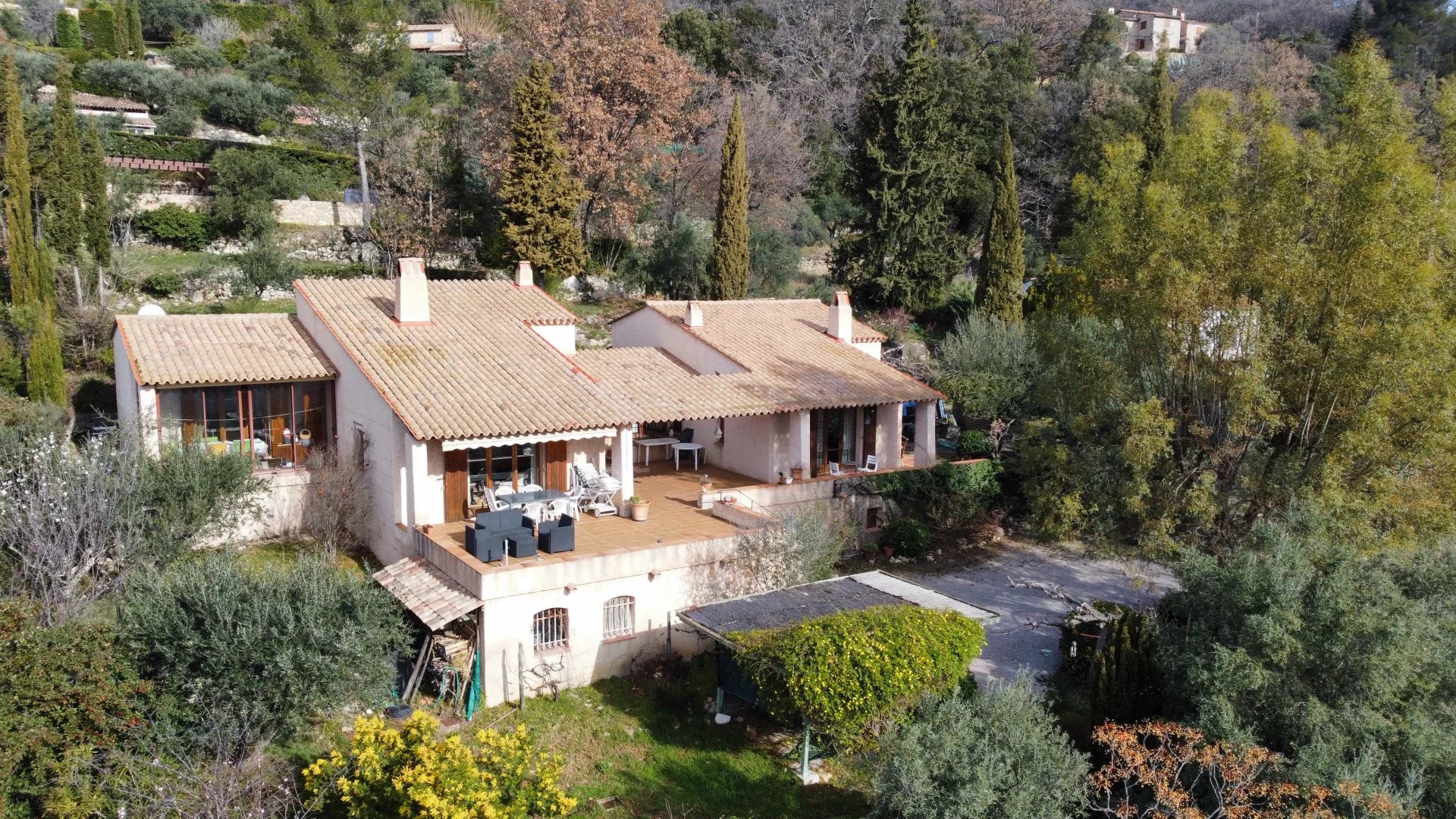 Villa with panoramic views and close to the village