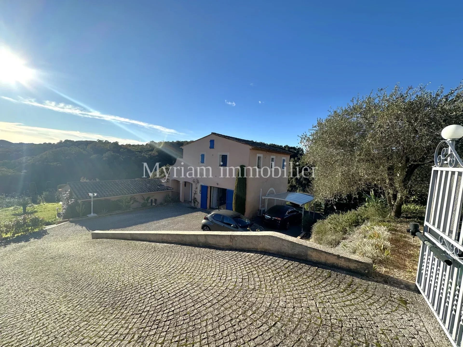 quiet 7 room house, swimming pool with open view in PEYMEINADE