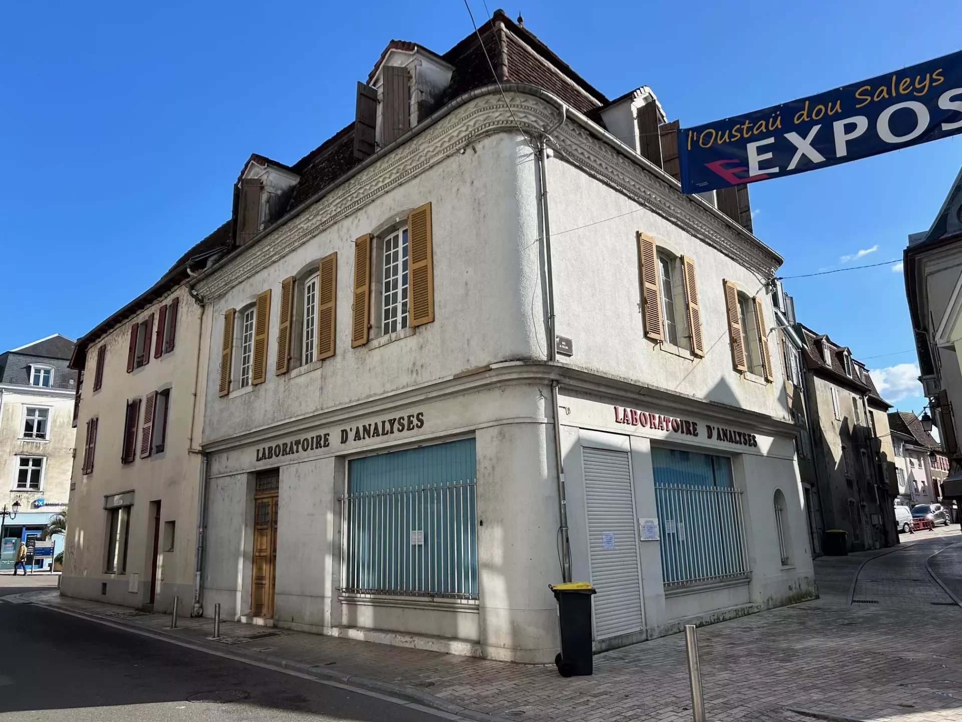 Commercial unit with two apartments to renovate