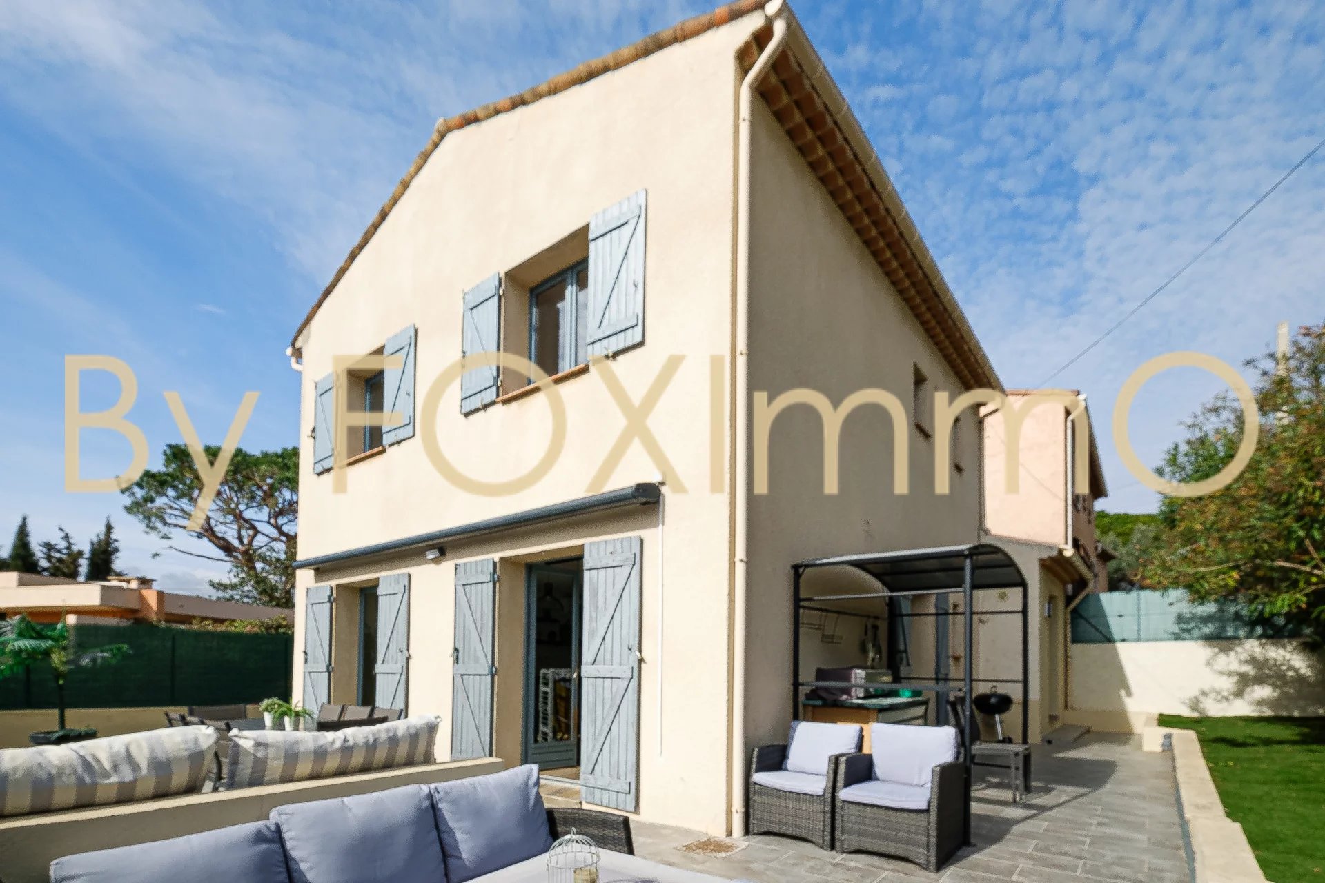 A vendre sur la Côte d'Azur, dans le quartier des Bréguières jolie maison jumelée familiale de 5 pièces au calme absolu