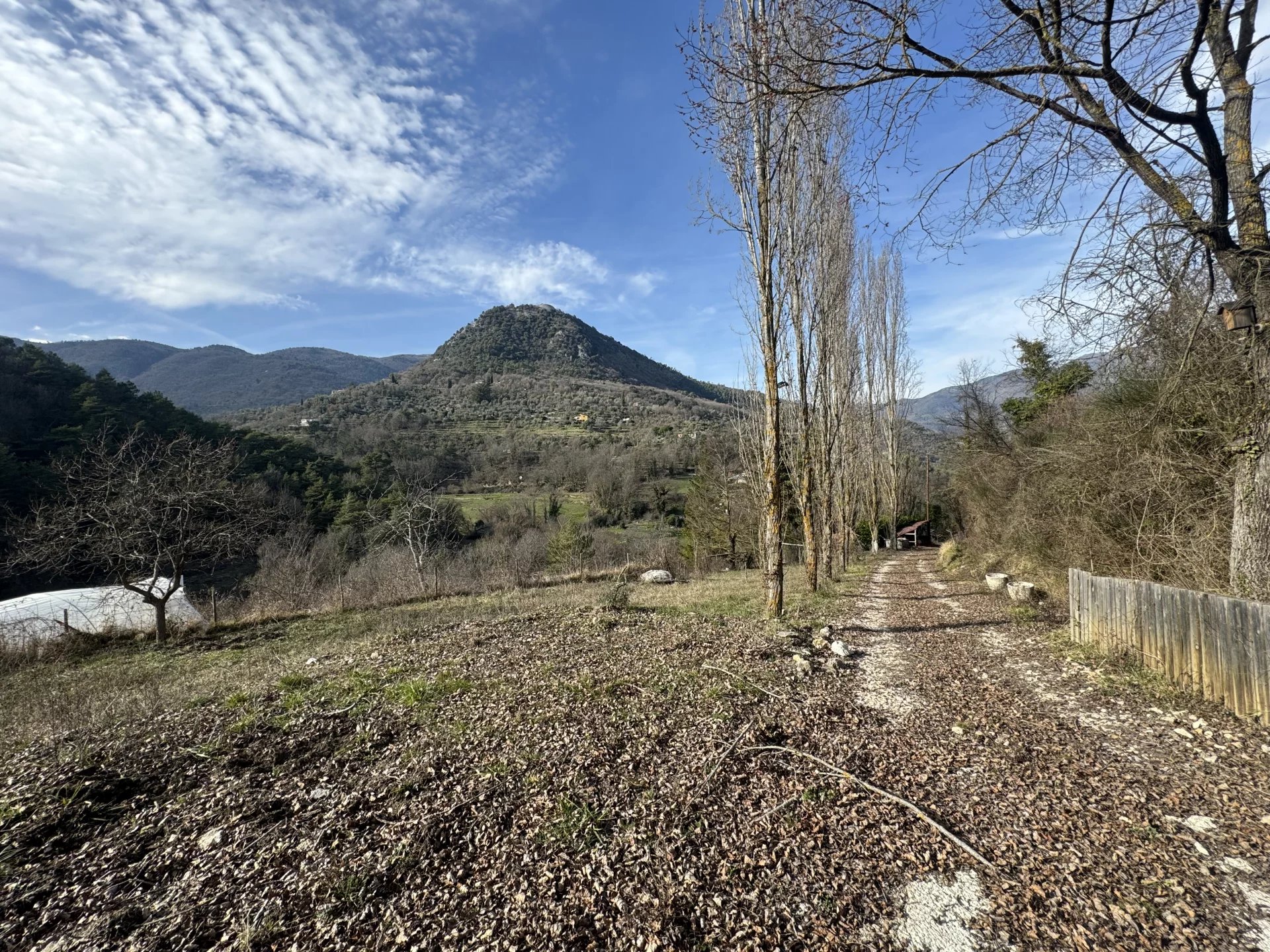 Sospel grand terrain avec maison.