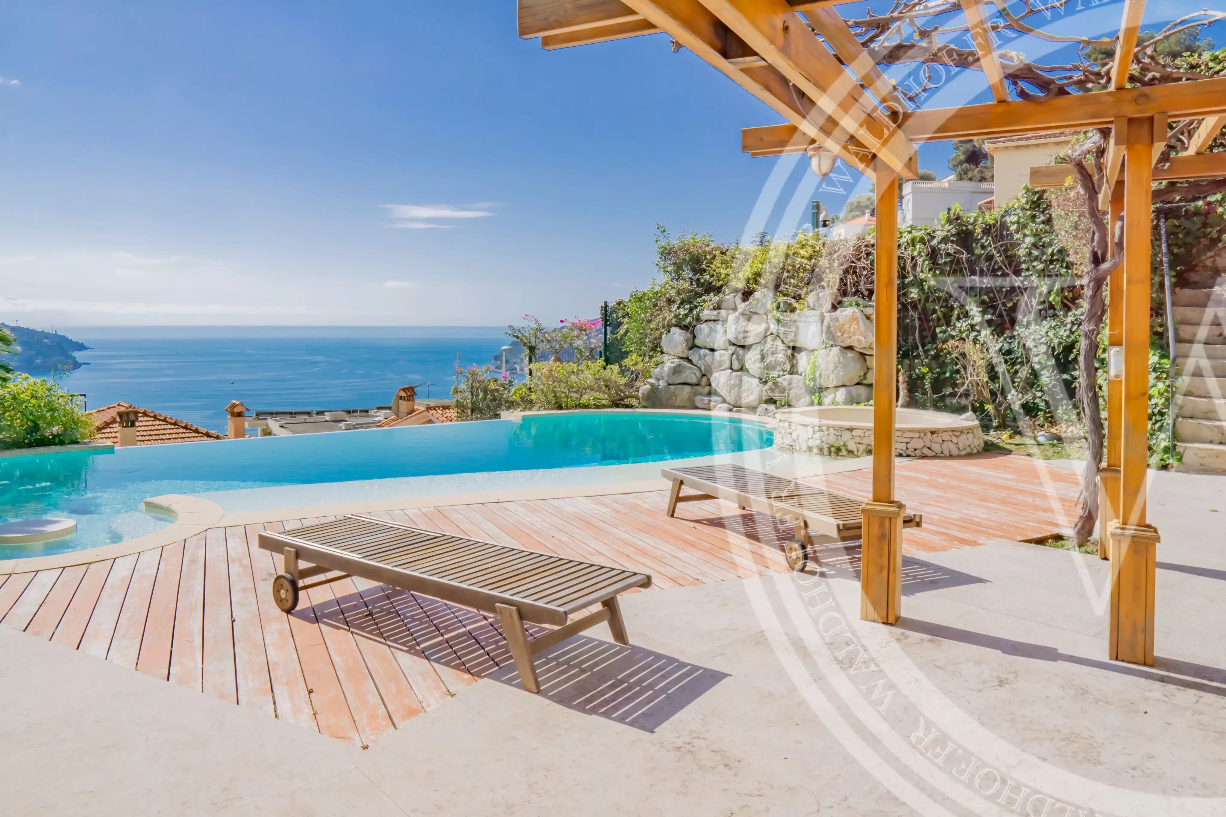 Villa "Beau Regard" avec maison d'hôtes à Villefranche avec vue sur la mer et le Cap Ferrat.