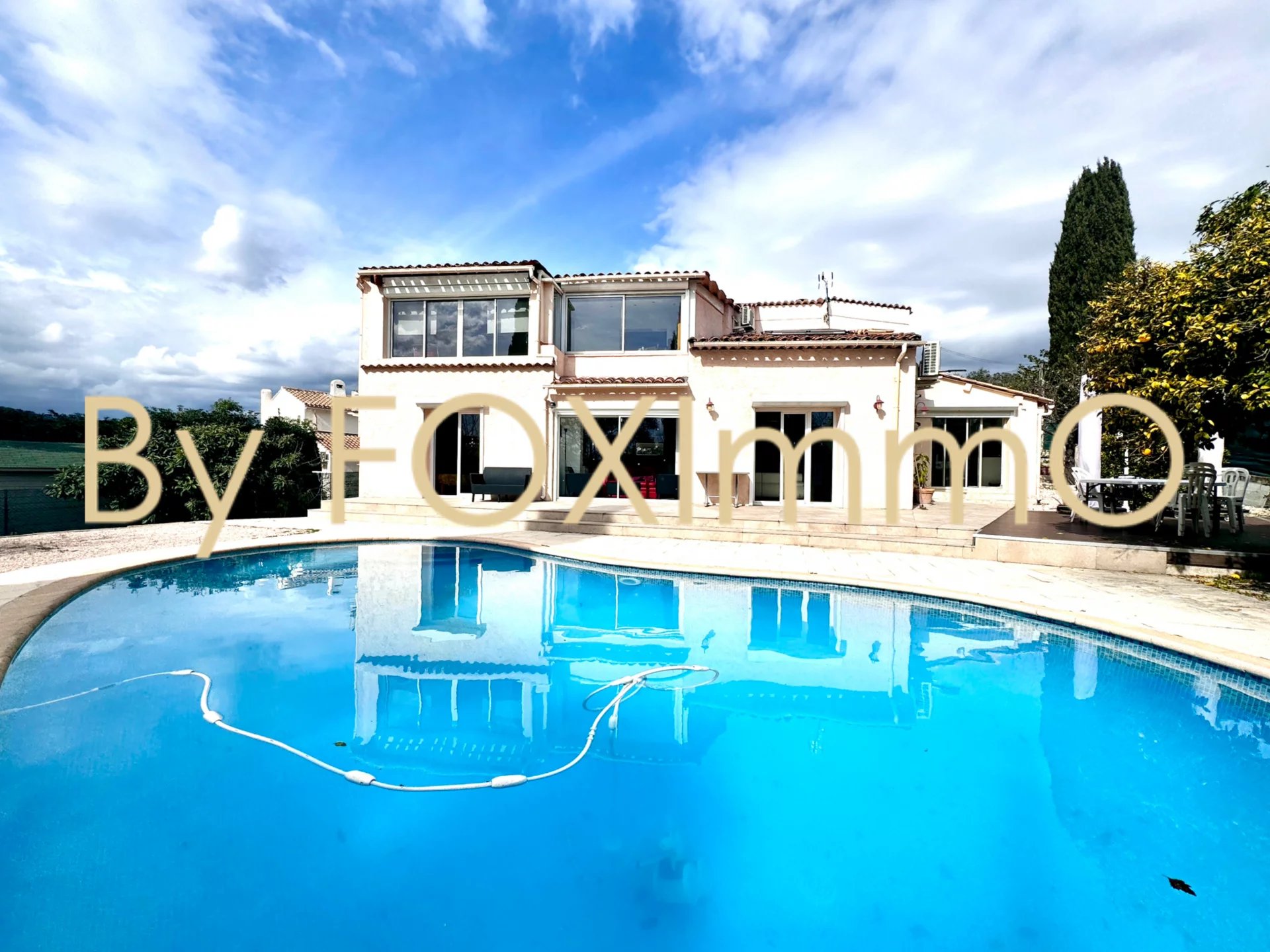 Sur la Côte d'Azur, Mandelieu, Vaste villa, calme,  piscine, 5 chambres , beau volume
