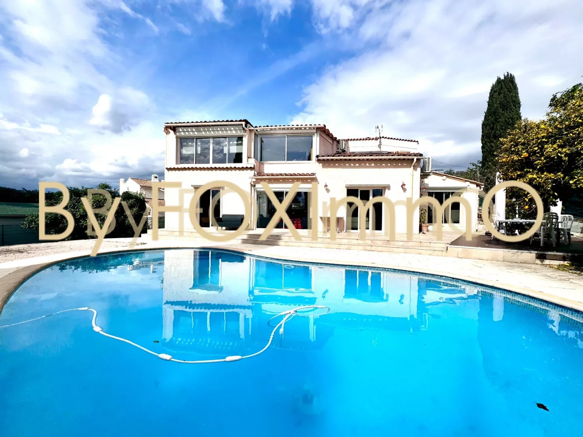 Sur la Côte d'Azur, Mandelieu, Vaste villa, calme,  piscine, 5 chambres , beau volume