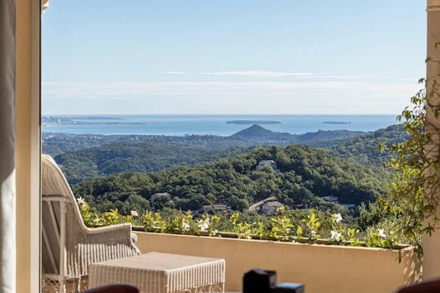 Magnificent luxury villa with breathtaking views close to Cannes