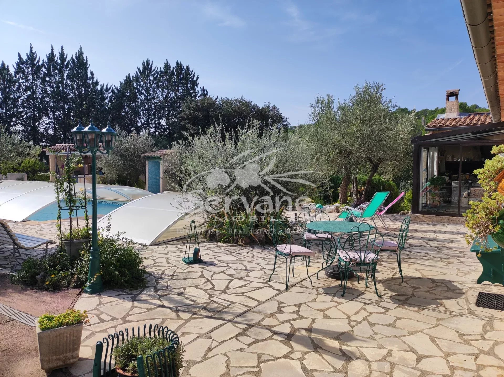 LORGUES T6 VILLA WITH POOL SETS ON 6400 M²
