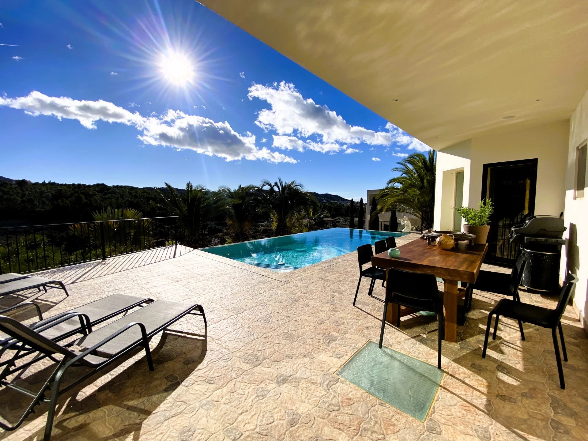 Prachtige luxe villa met binnen- en buitenzwembad met adembenemend uitzicht te koop in Busot
