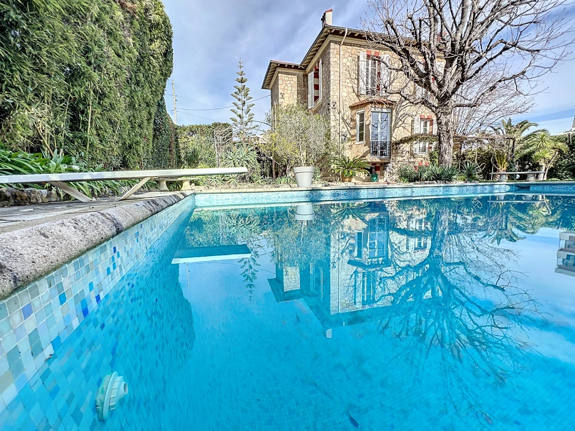 ANTIBES: BEAUTIFUL MIDDLE-CLASS VILLA NEAR THE TOWN CENTRE