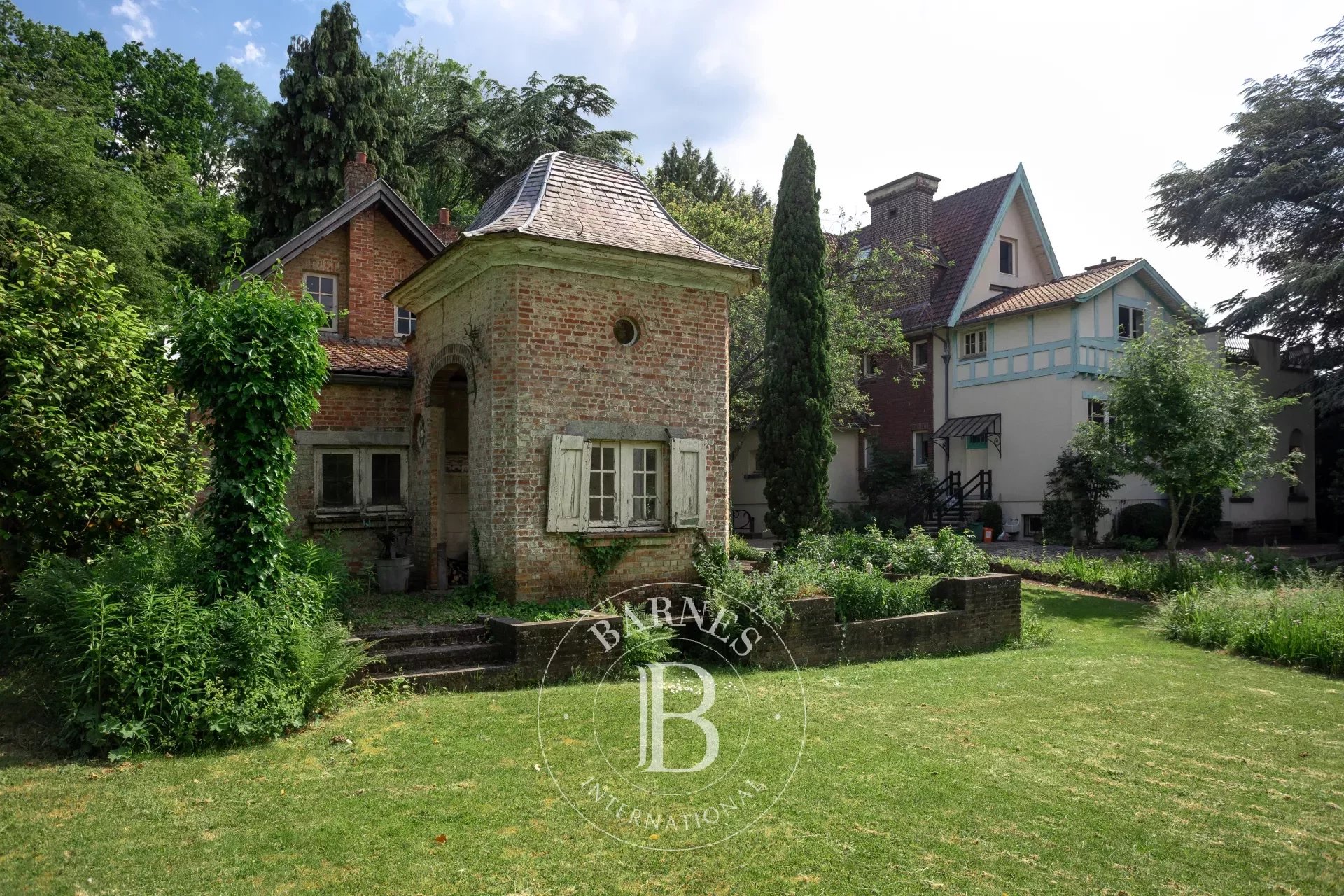 Charming villa located on a magnificent plot