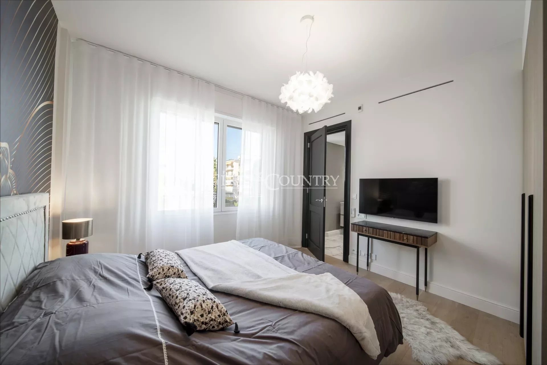 Photo of Apartment For Sale in Cannes, La Croisette