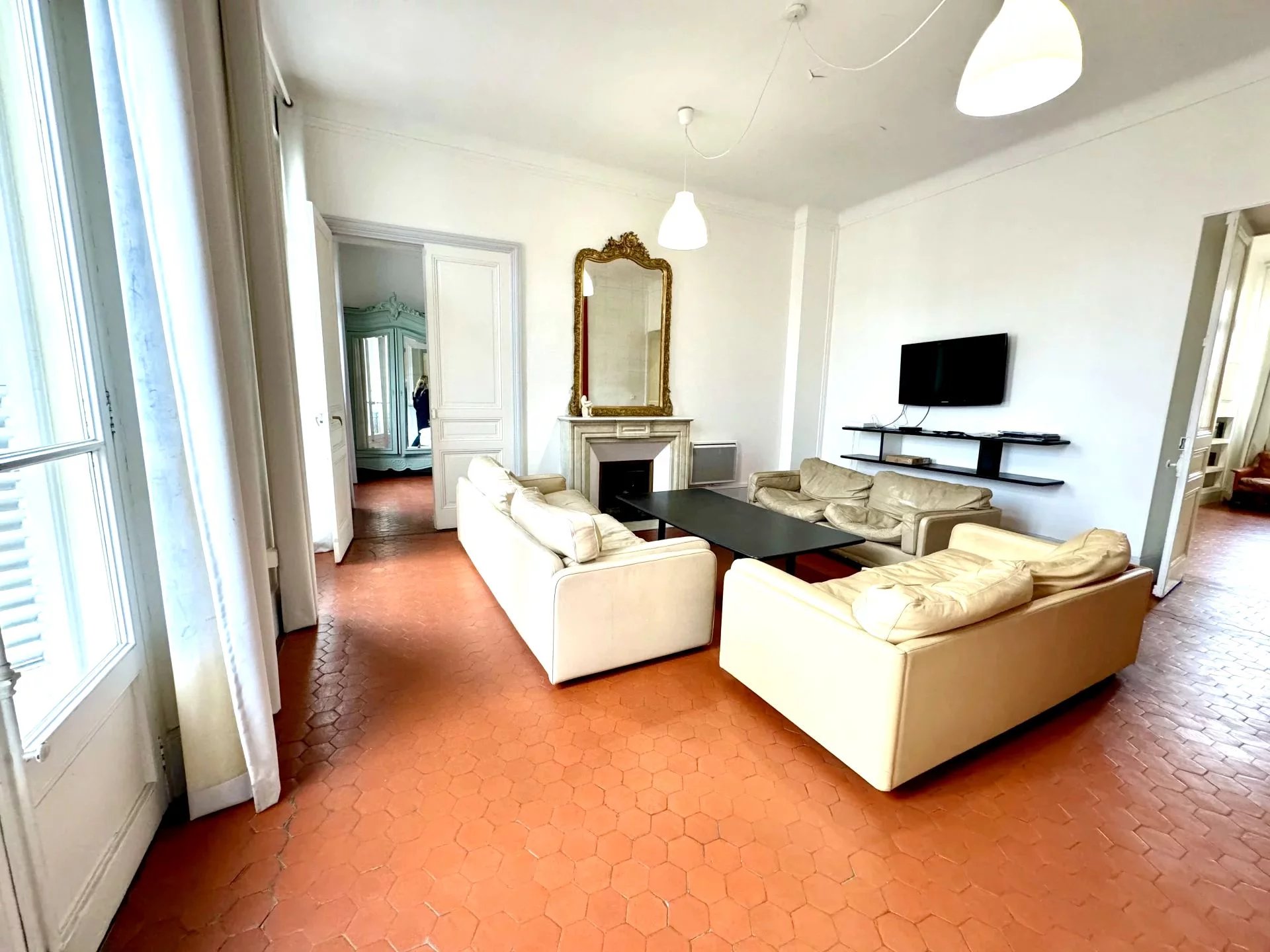 Cannes train station, near the palace, beautiful 6-room bourgeois apartment with cellars