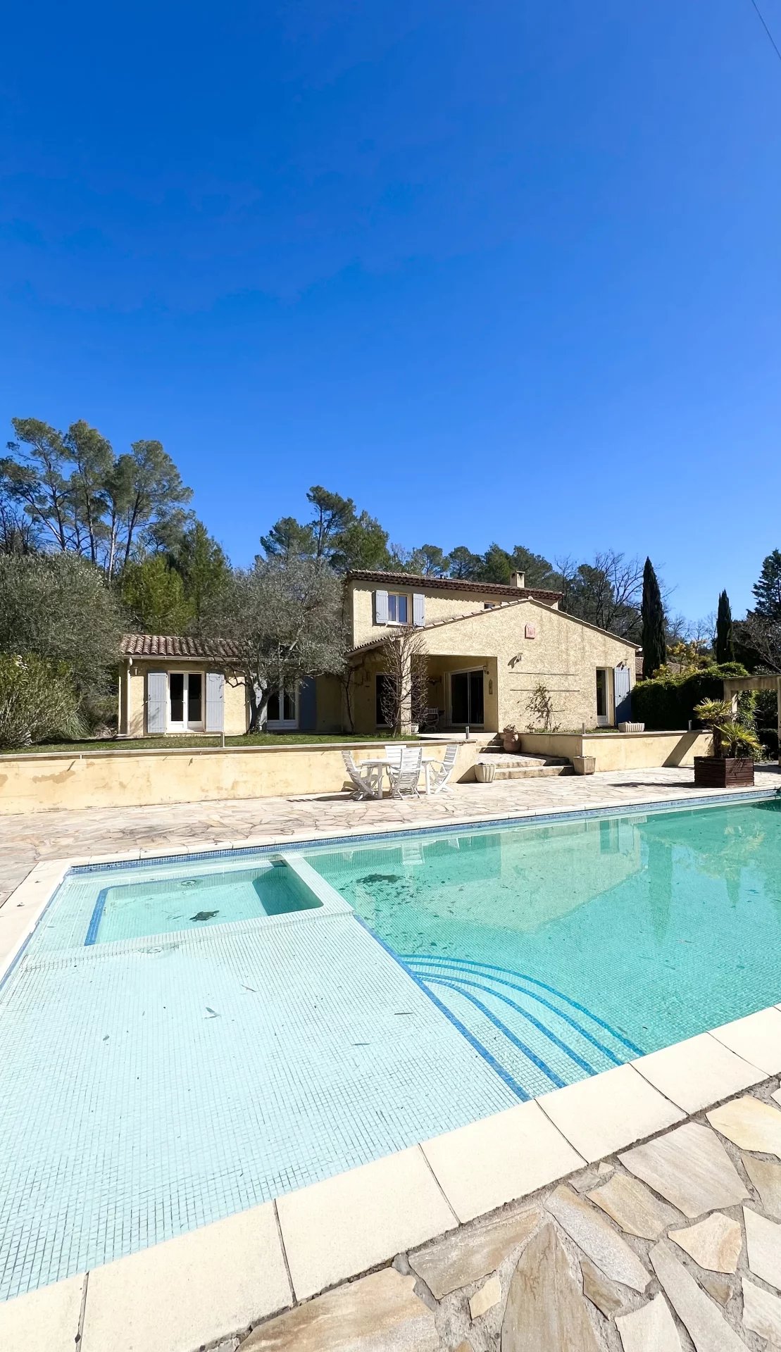 Spacieuse villa T7 avec piscine et garage sur 10 062 m² de terrain