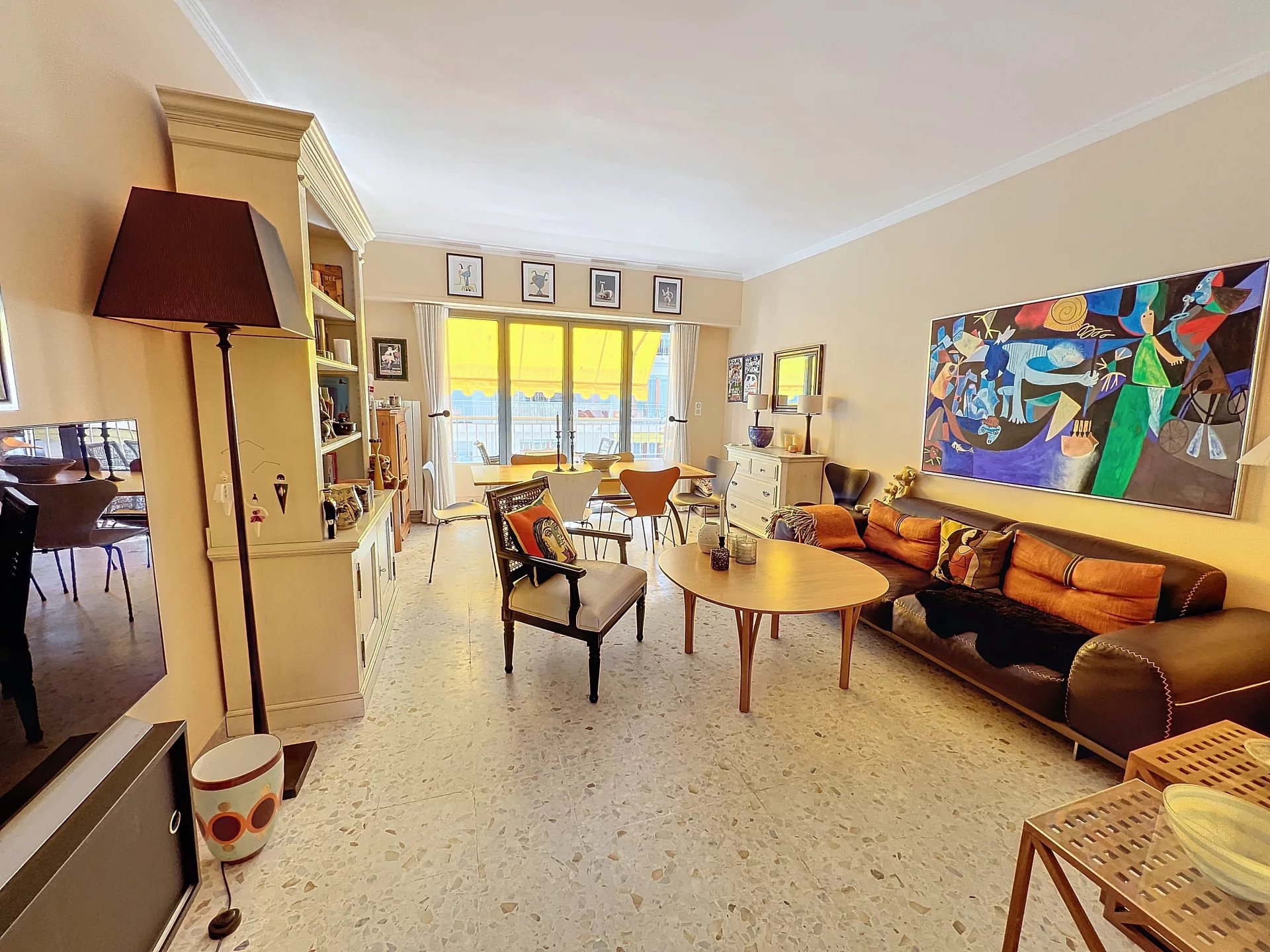Nice 2 bedrooms apartment in center of Antibes.