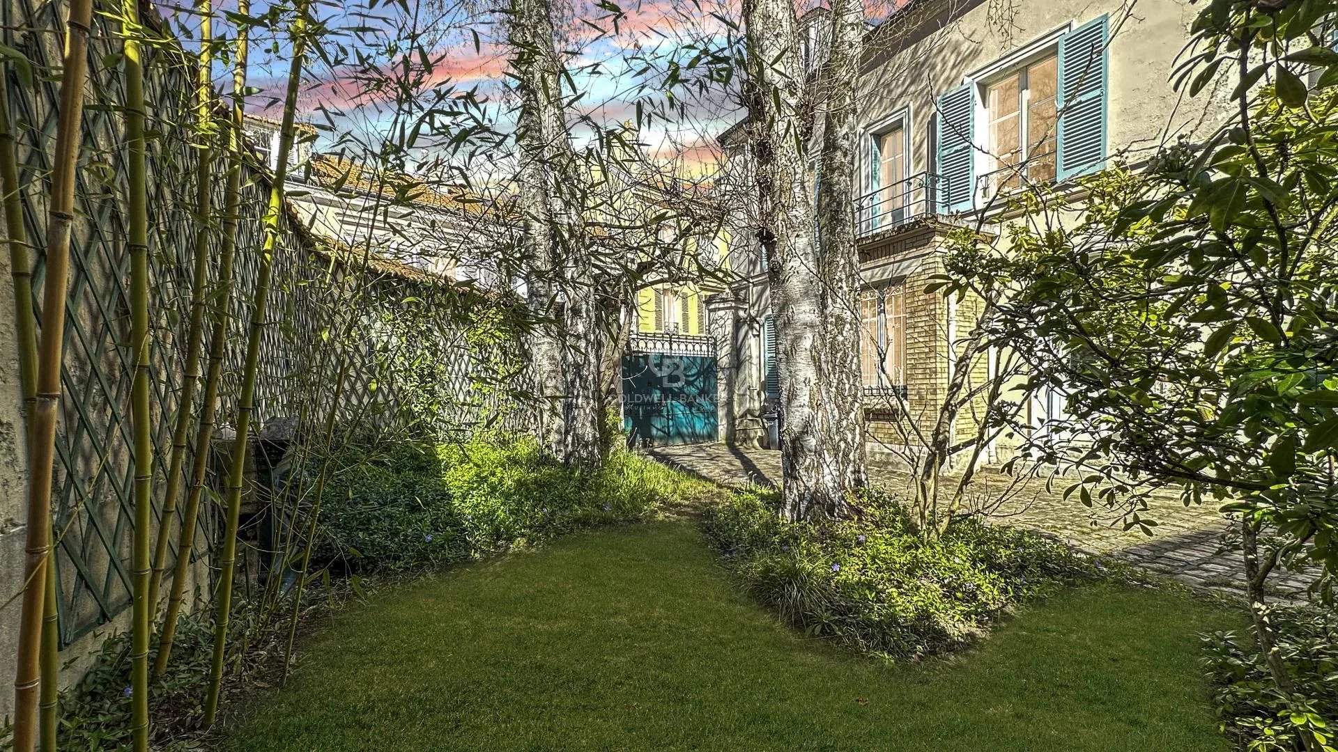 Maison spacieuse de 306 m² offrant 11 pièces, idéalement située à proximité du Château de Versailles, dans le quartier Saint-Louis à VERSAILLES (78000).