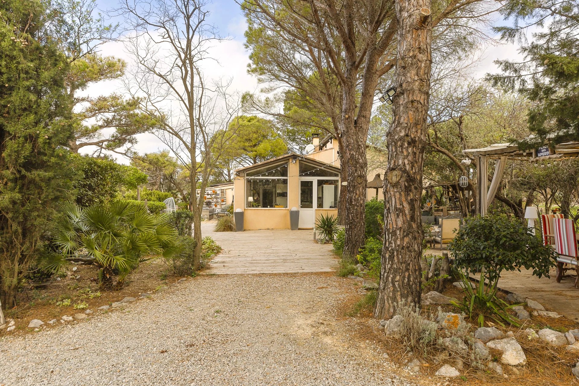 ATYPICAL PROPERTY ON AN EXCEPTIONAL SITE, OPOUL PERILLOS