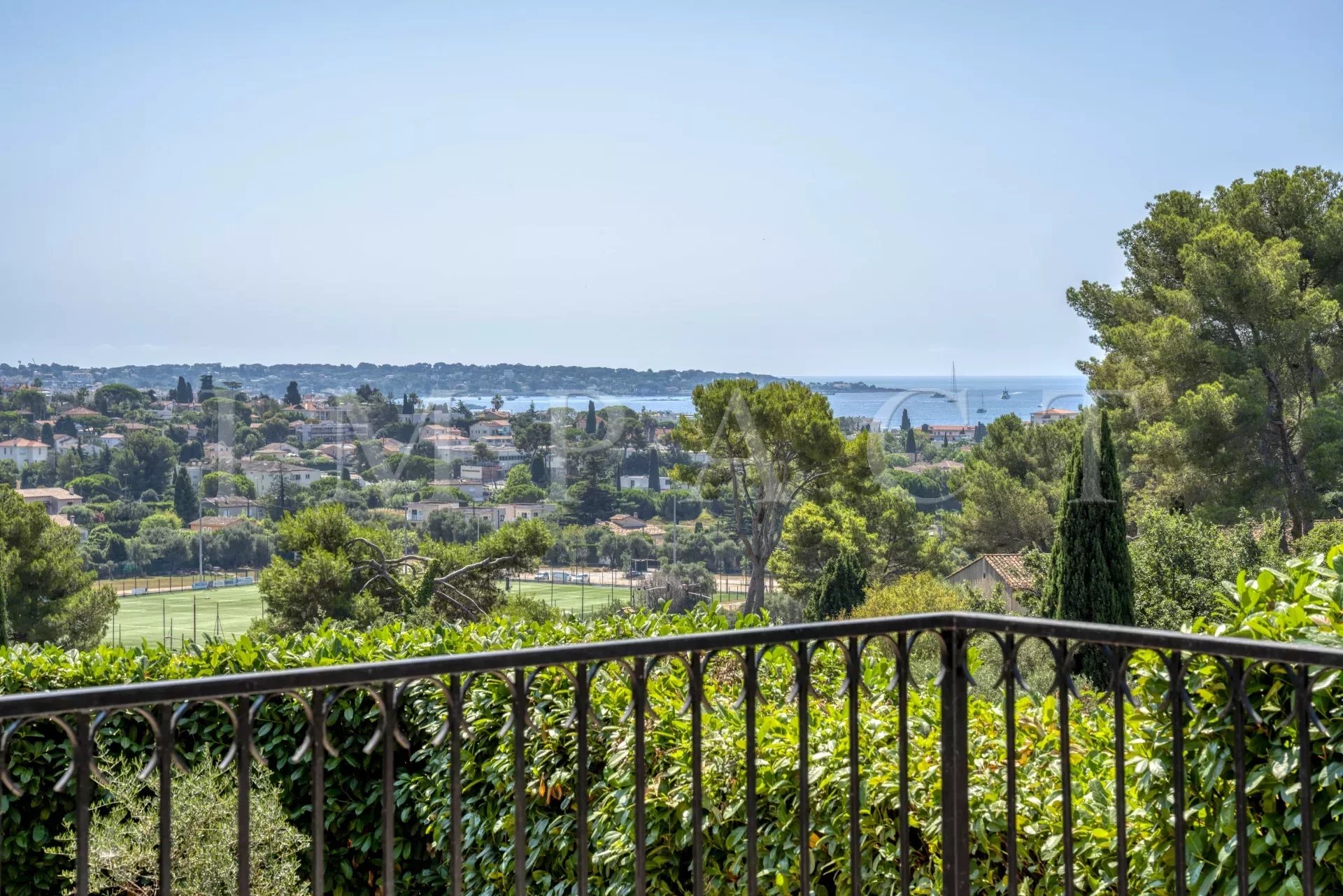 Antibes, Villa in secure residence for Sale