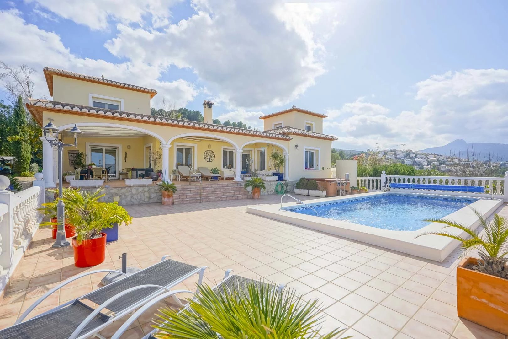 Prachtige villa op een groot perceel te koop nabij Dénia