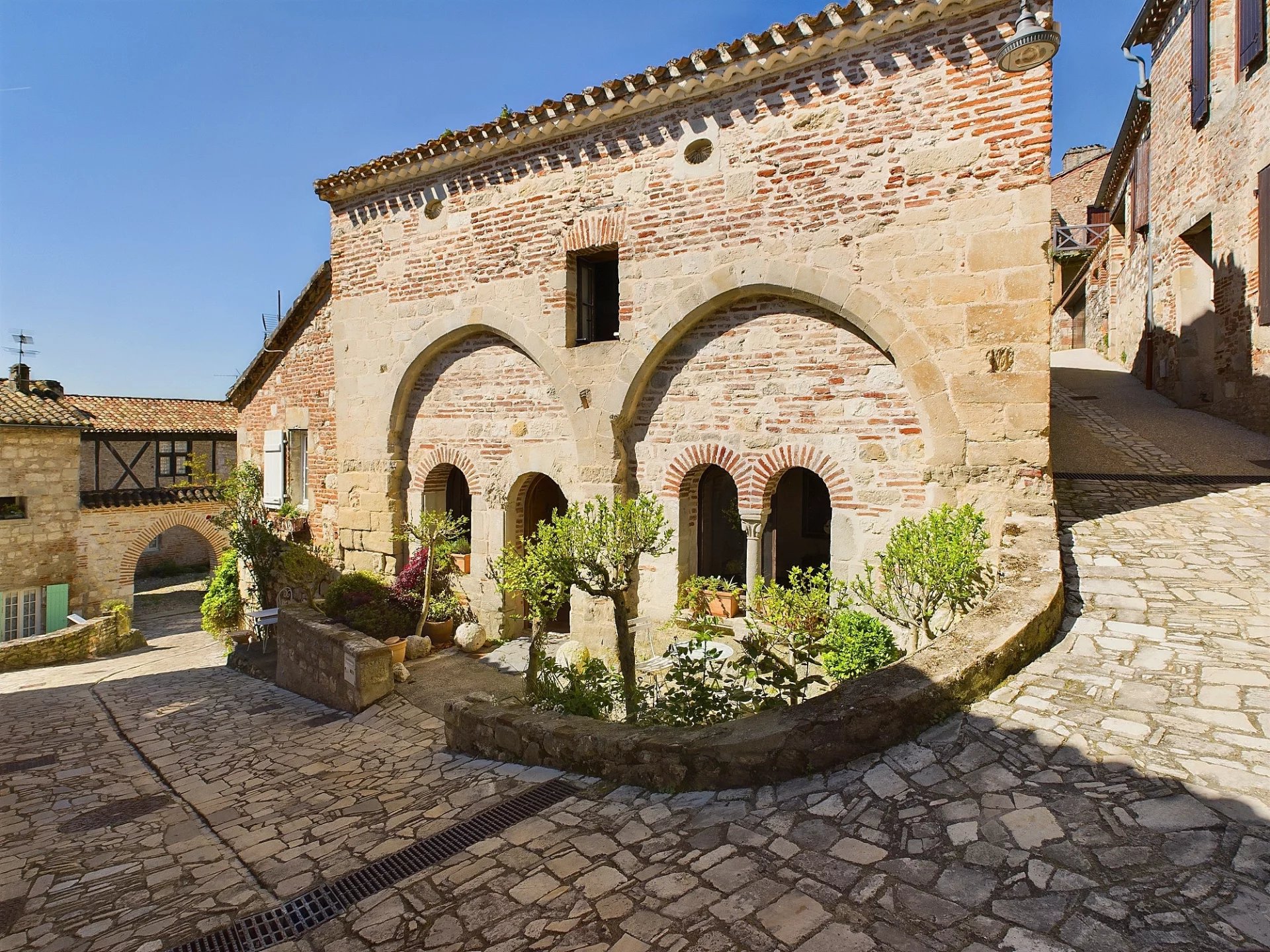 17th century house in the heart of Penne d'Agenais