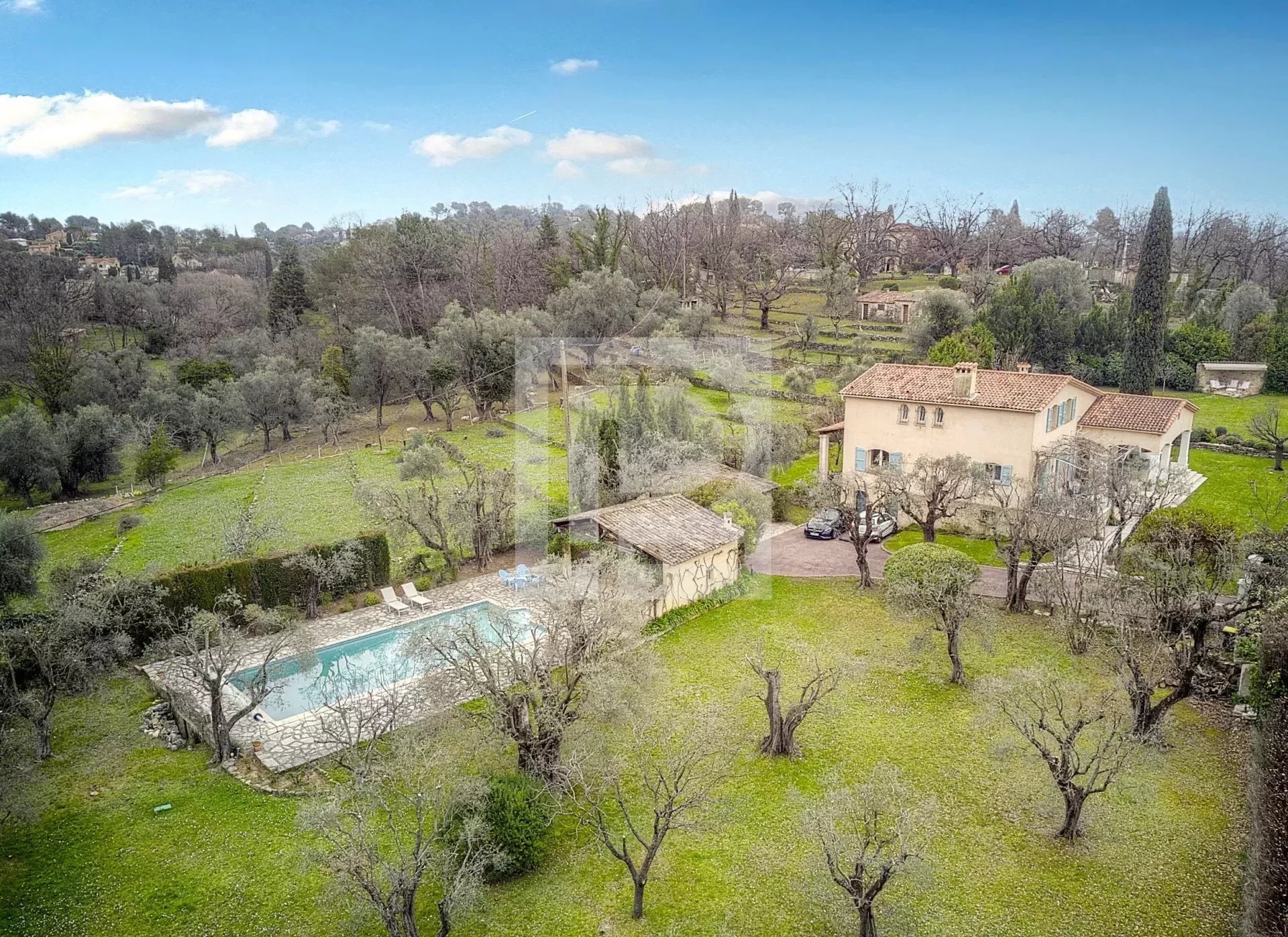 Close to Valbonne and golf courts
