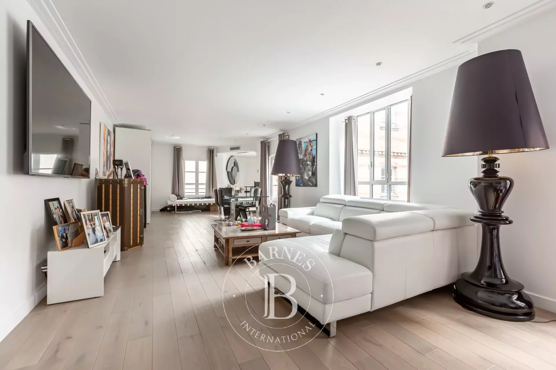 Paris 8è - avenue Montaigne - Appartement calme sur cour joliment rénové aux derniers étages - 3 chambres