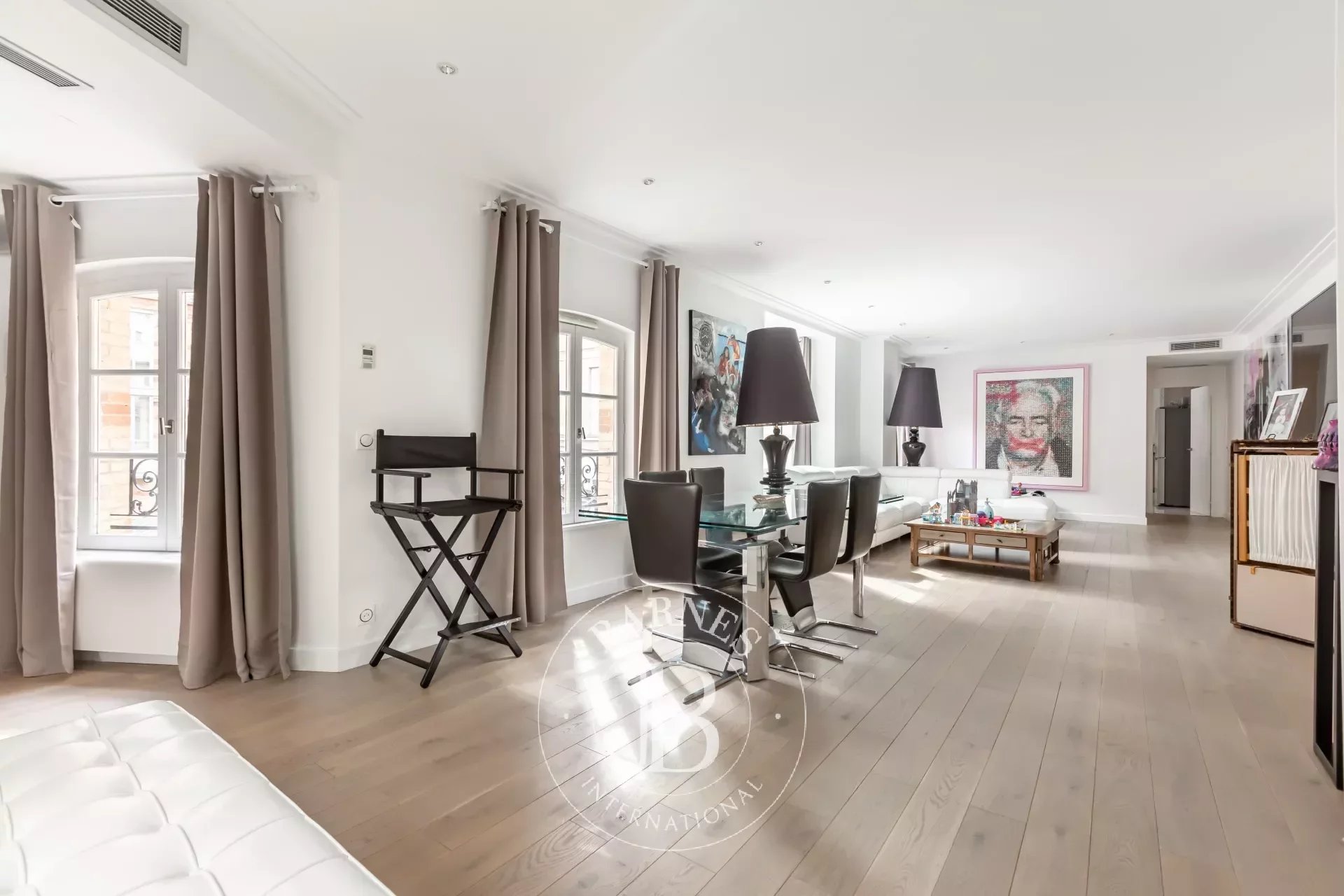 Paris 8è - avenue Montaigne - Appartement calme sur cour joliment rénové aux derniers étages - 3 chambres