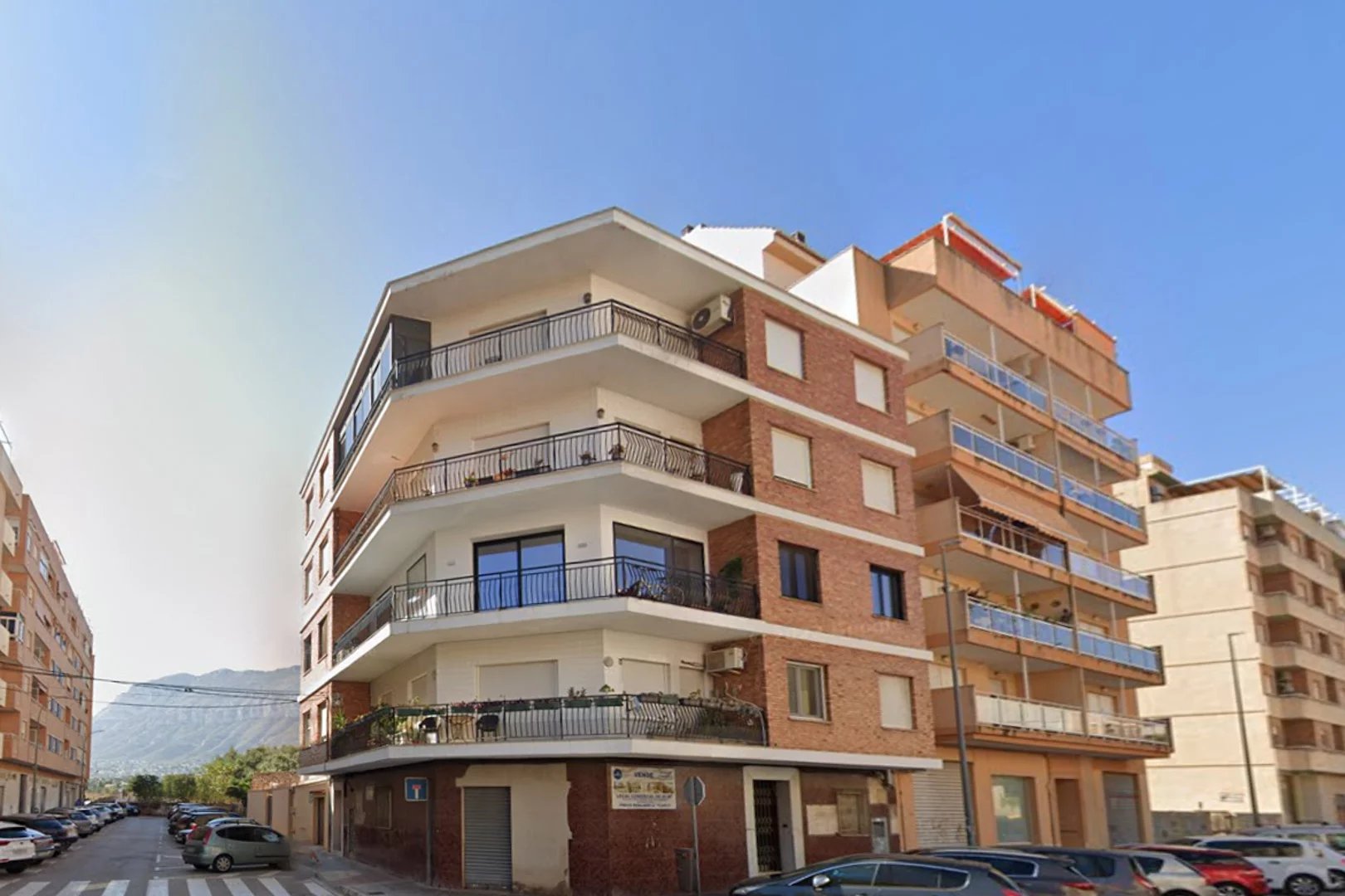 Gerenoveerd appartement in het centrum van Dénia te koop.