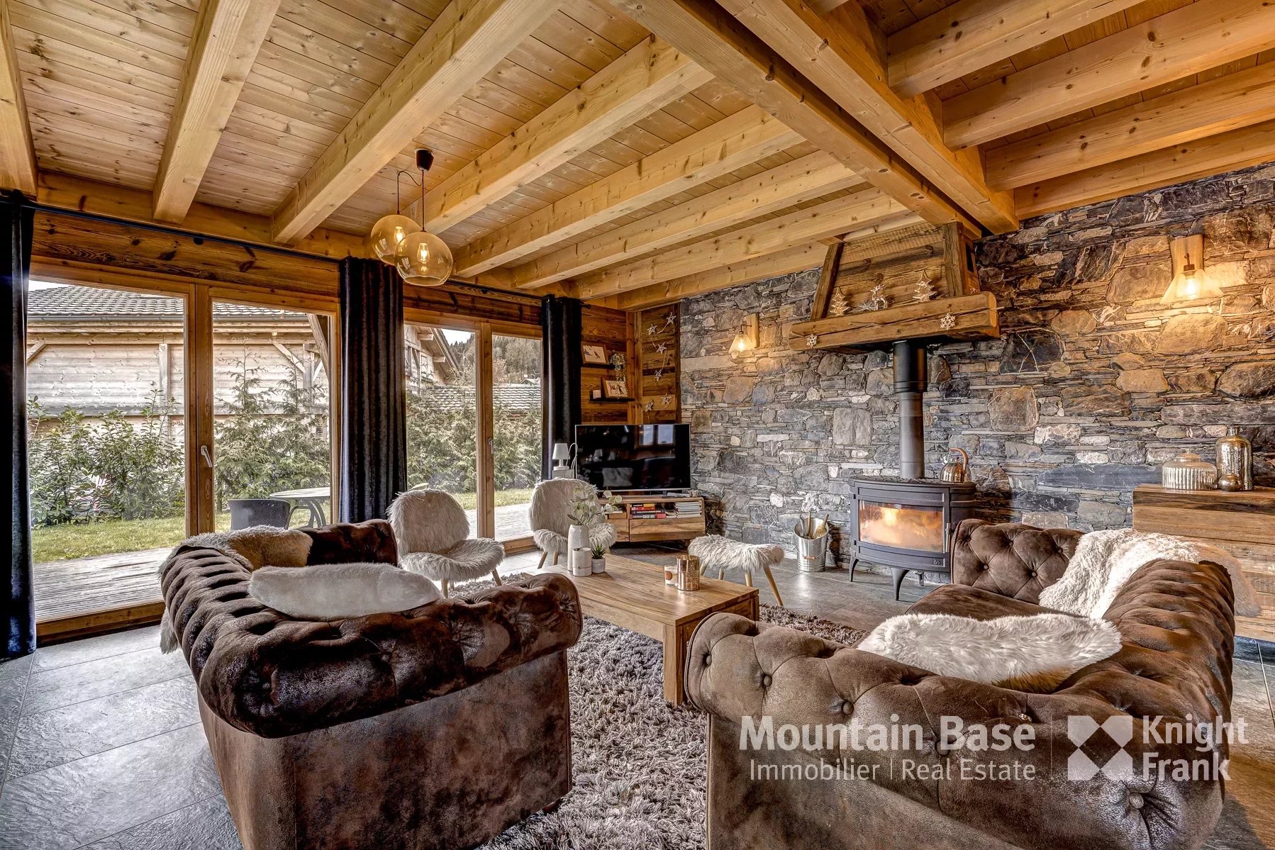 Recently built, quality 5 bedroom chalet in the heart of Essert-Romand Accommodation in Chamonix