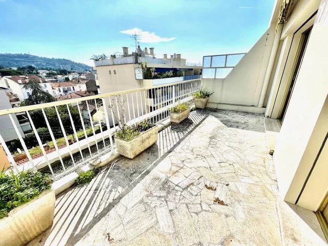 CANNES ANGLAIS SALE TOP FLOOR 3 ROOMS FLAT