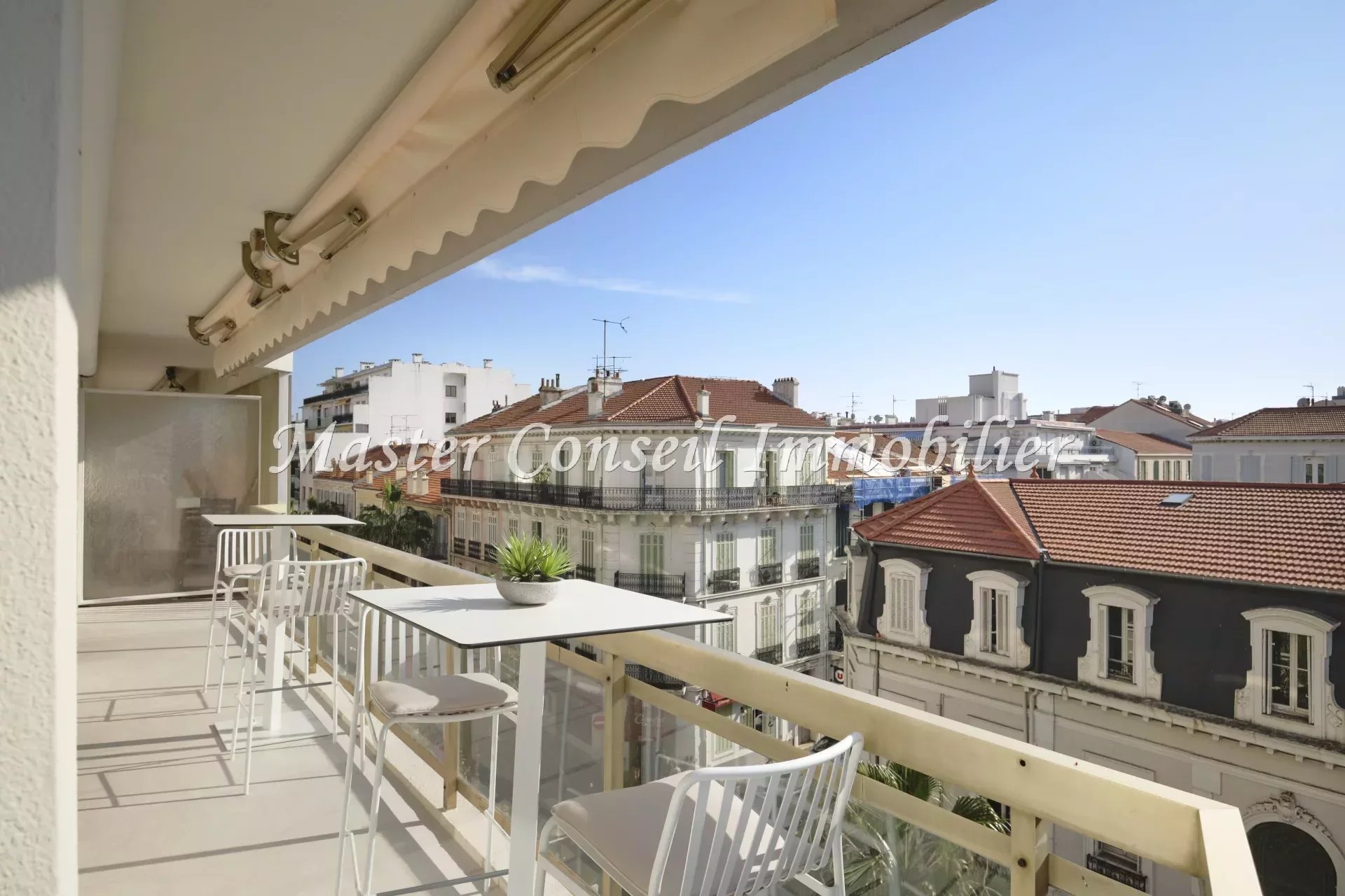 Cannes 2 bedrooms 63M² apt renovated  + 19M² TER in the Center