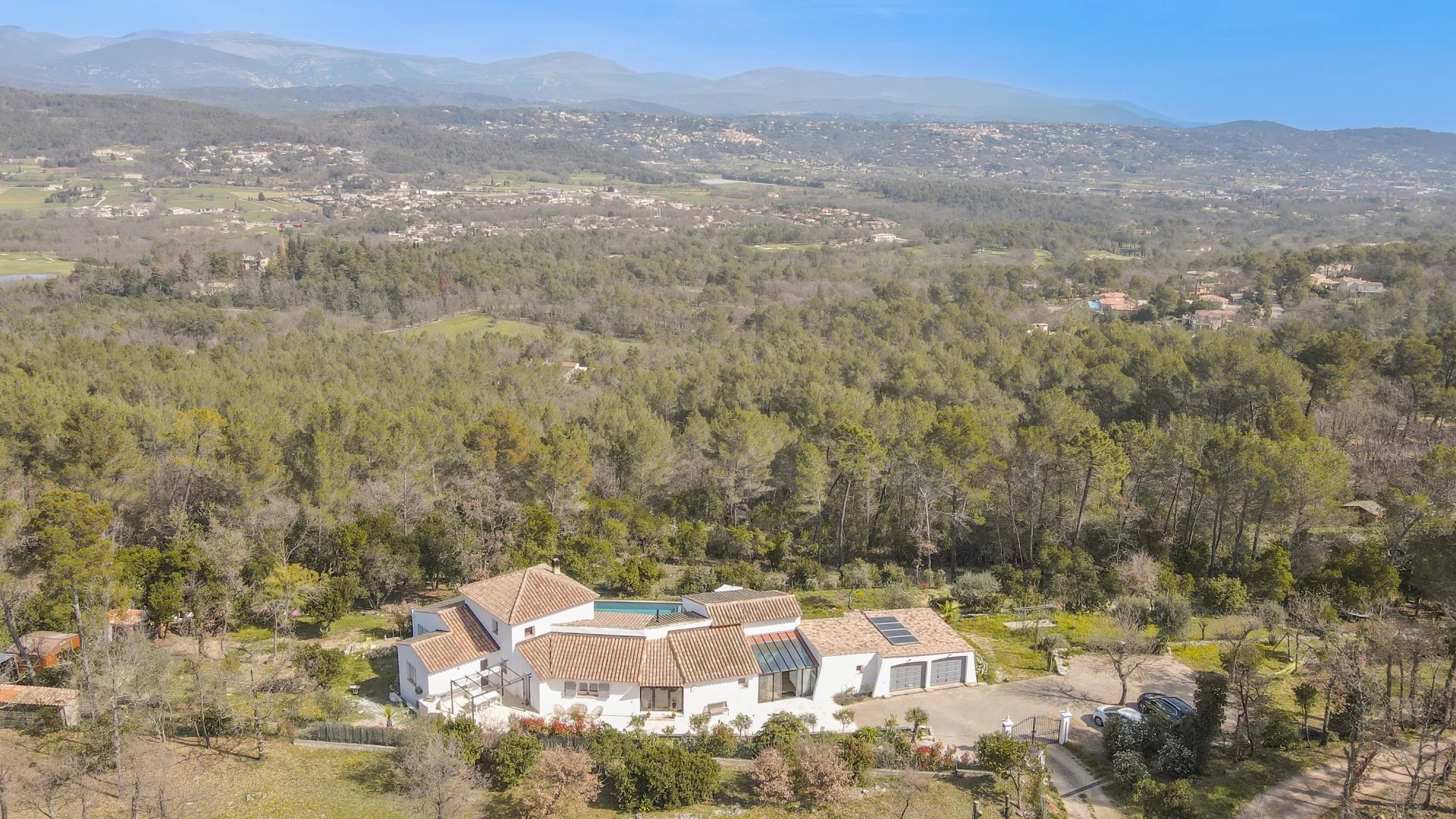 Moderne villa met panoramisch uitzicht