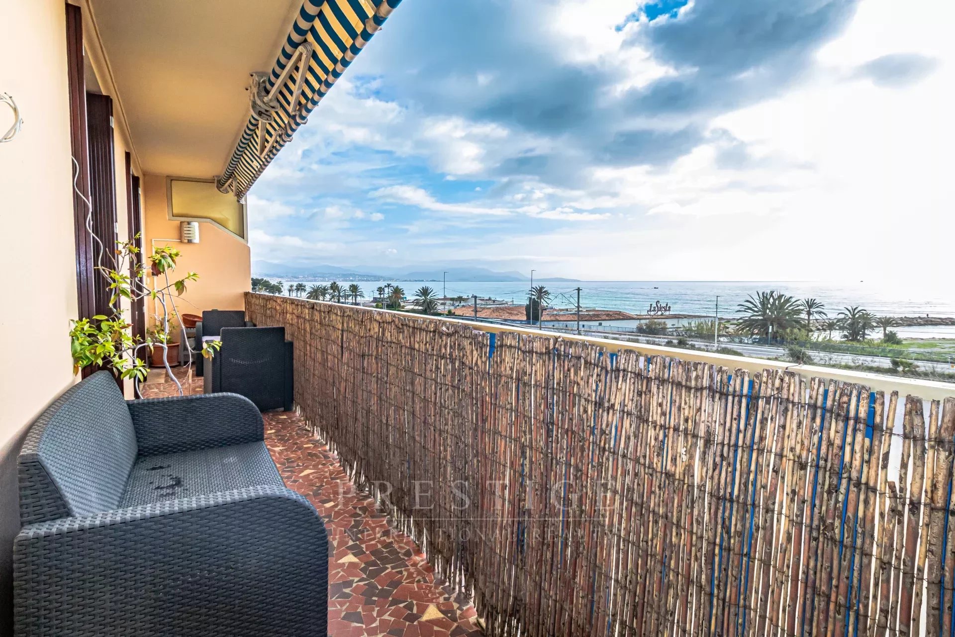 Antibes top floor flat, 1 bedroom, panoramic sea view, terrace cave & parking
