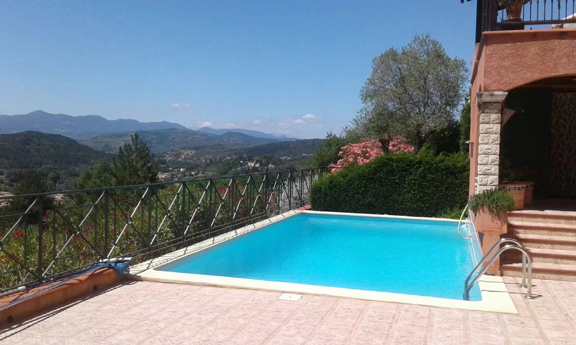 Stylish villa with infinity plunge pool