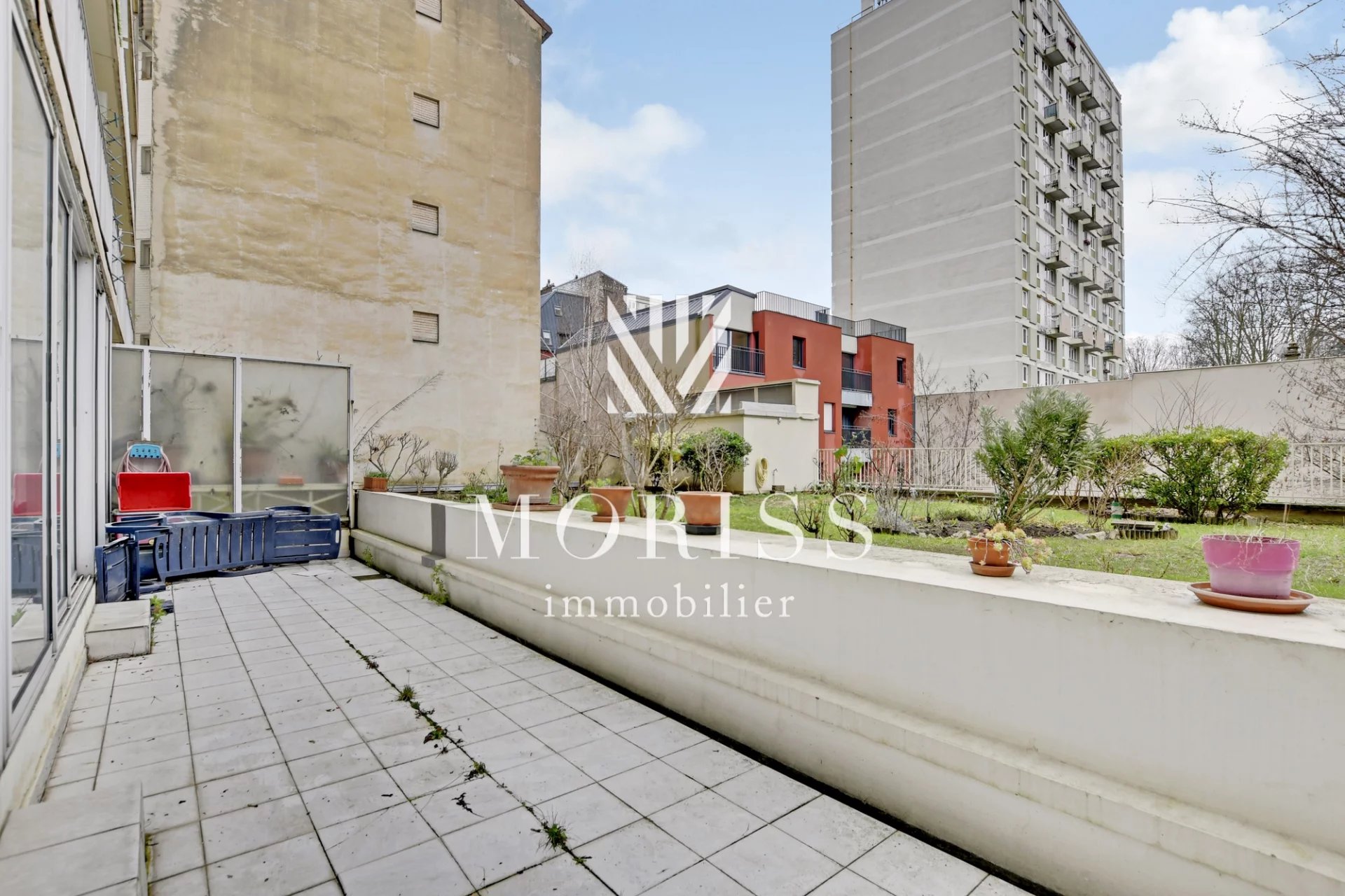 Appartement 2 pièces de 52m2 / grande terrasse à rénover - Image Array