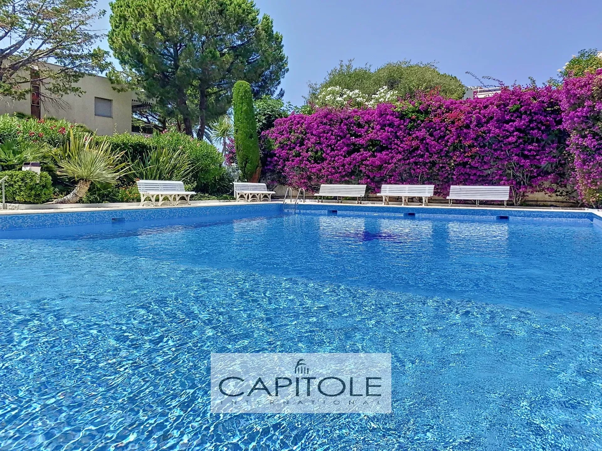 SOLE AGENT PROPERTY - ANTIBES -  For sale 2-bedroom apartment, terrace of 20 sqm, swimming pool, cellar, garage