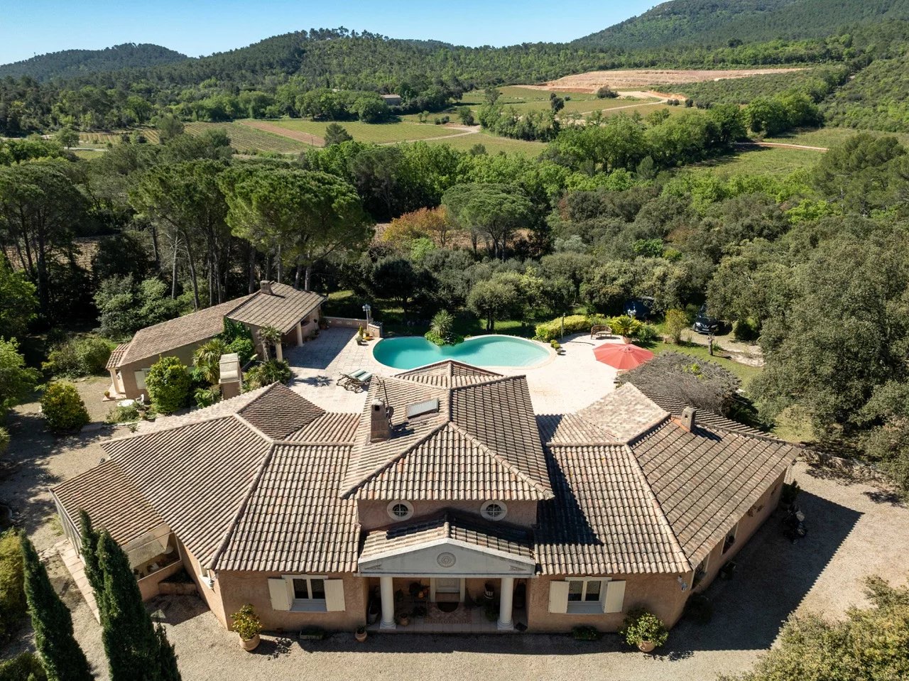 Villa met gastenhuis en zwembad op mooi terrein van 14.000 m2