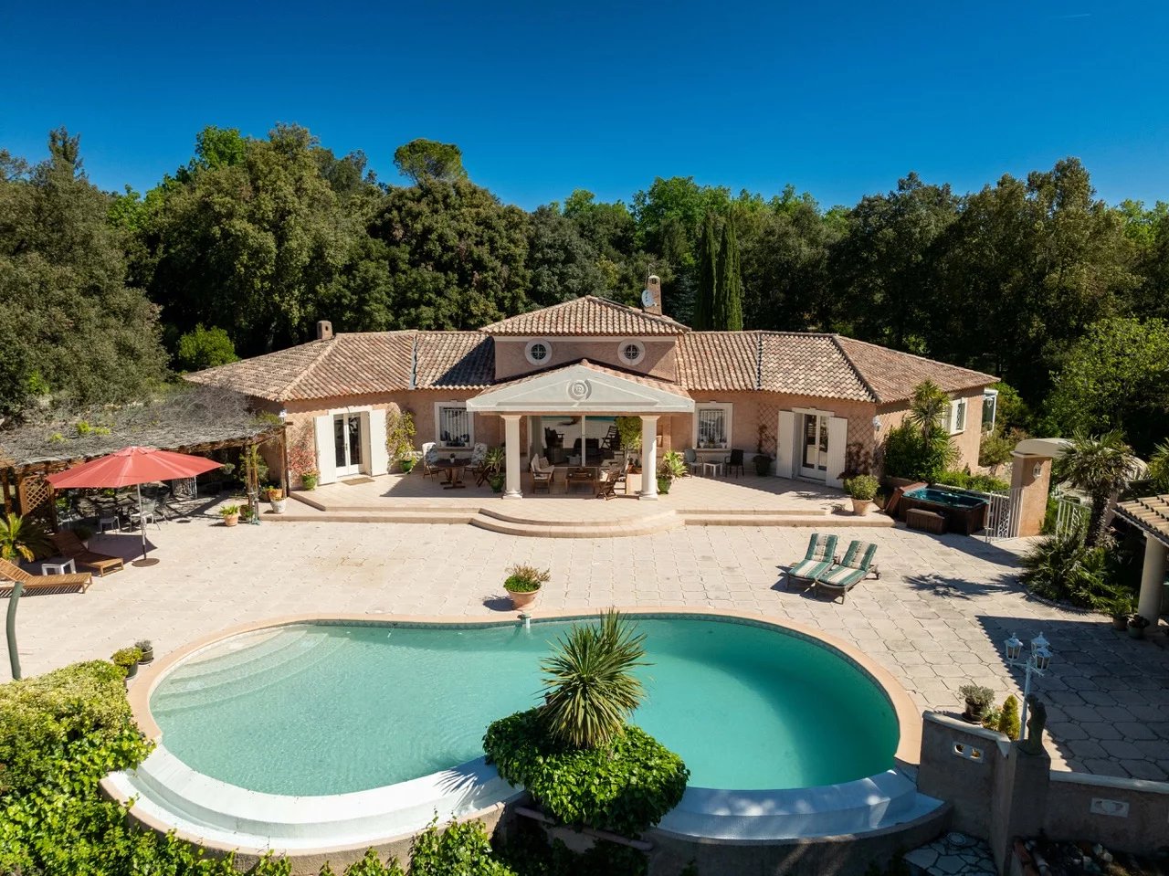 Villa avec maison d`amis et piscine sur magnifique terrain de 14.000 m2