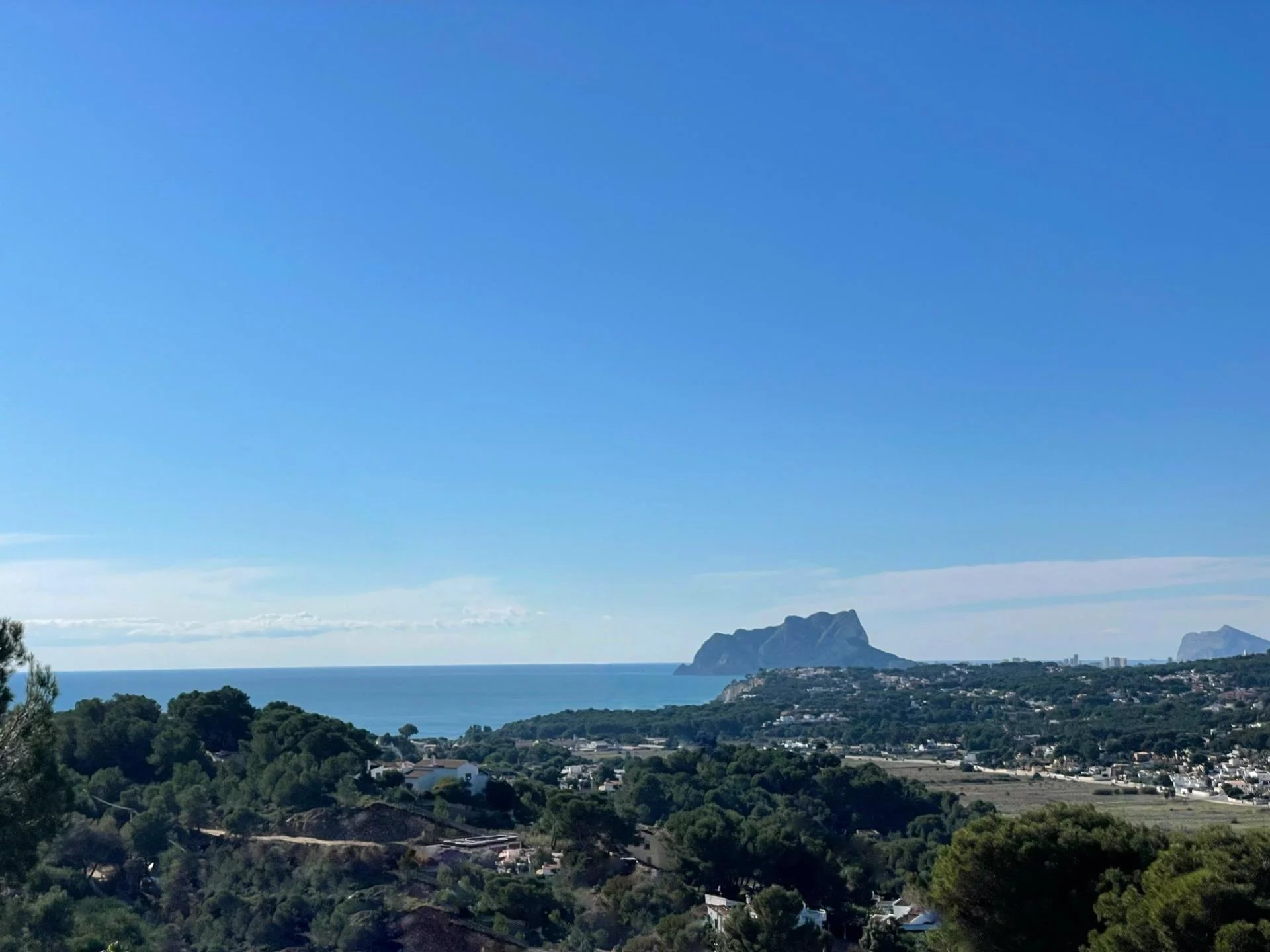 Villa de style Ibiza avec vue panoramique sur la mer et la vallée